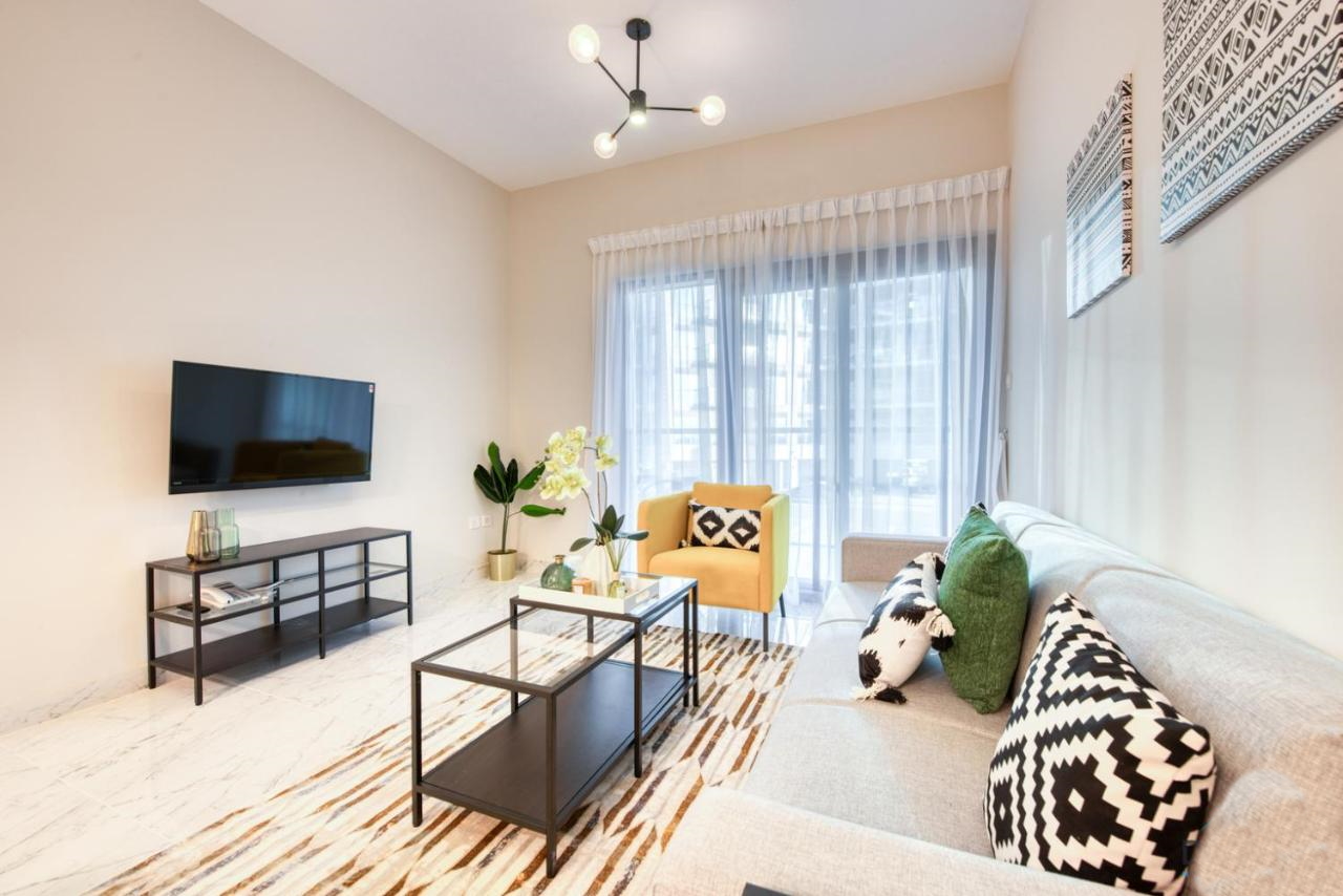 Stylish 1 BR + Pool & World Class Gym