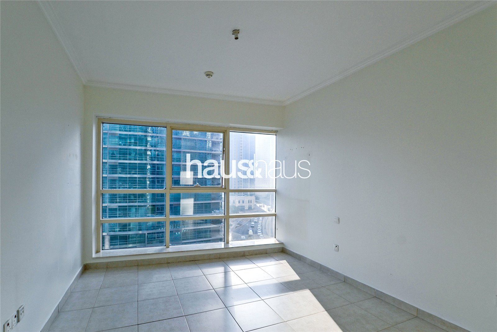 Bright | central and stylish 1BR in EMAAR building