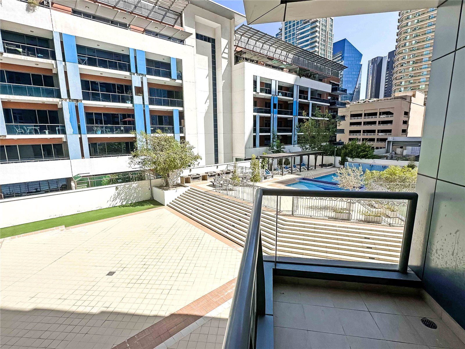 Vacant | Pool View | Metro Link | AirBnB