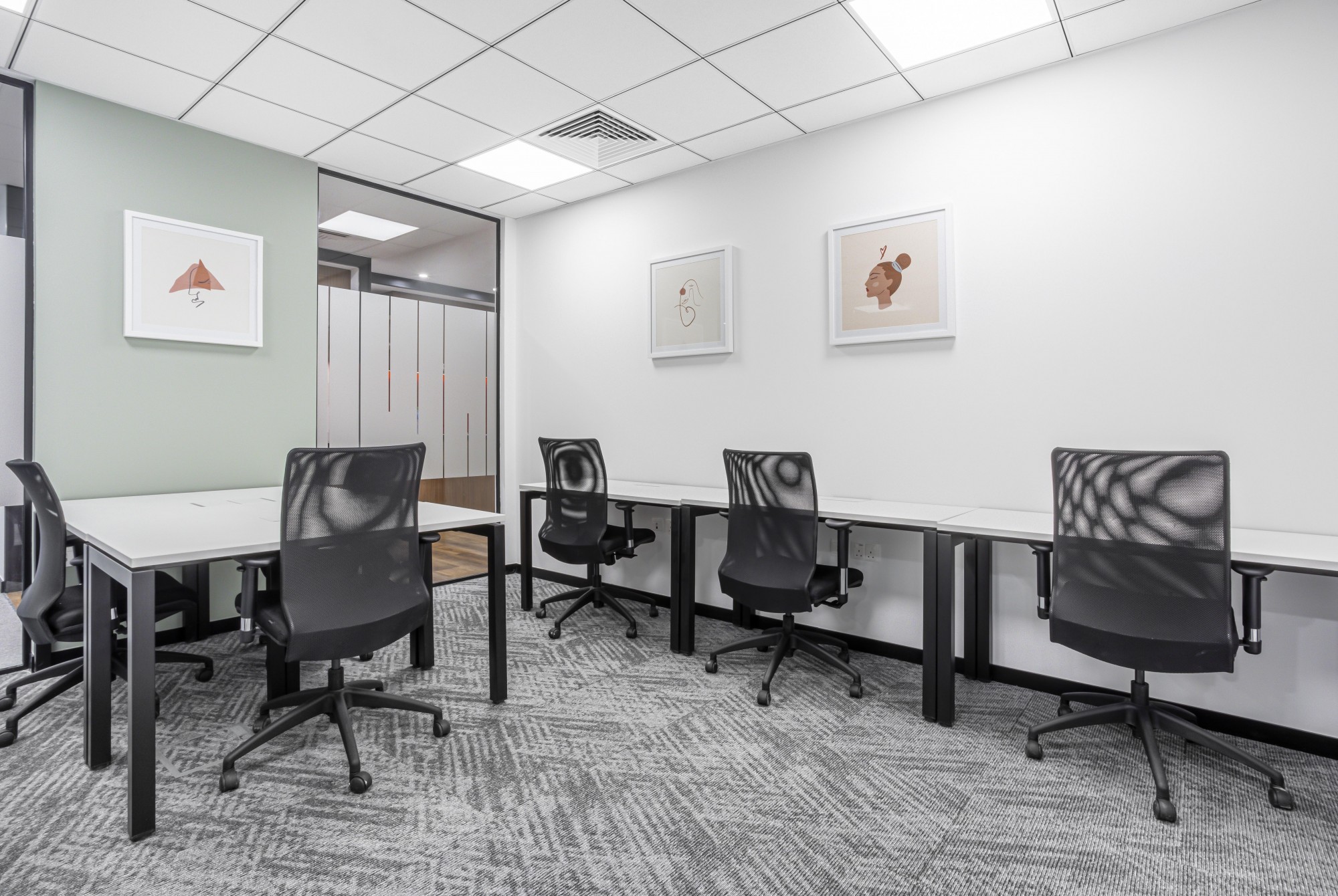 All-inclusive access to professional workspace for rent for 5 persons in Dubai, Marina Gate