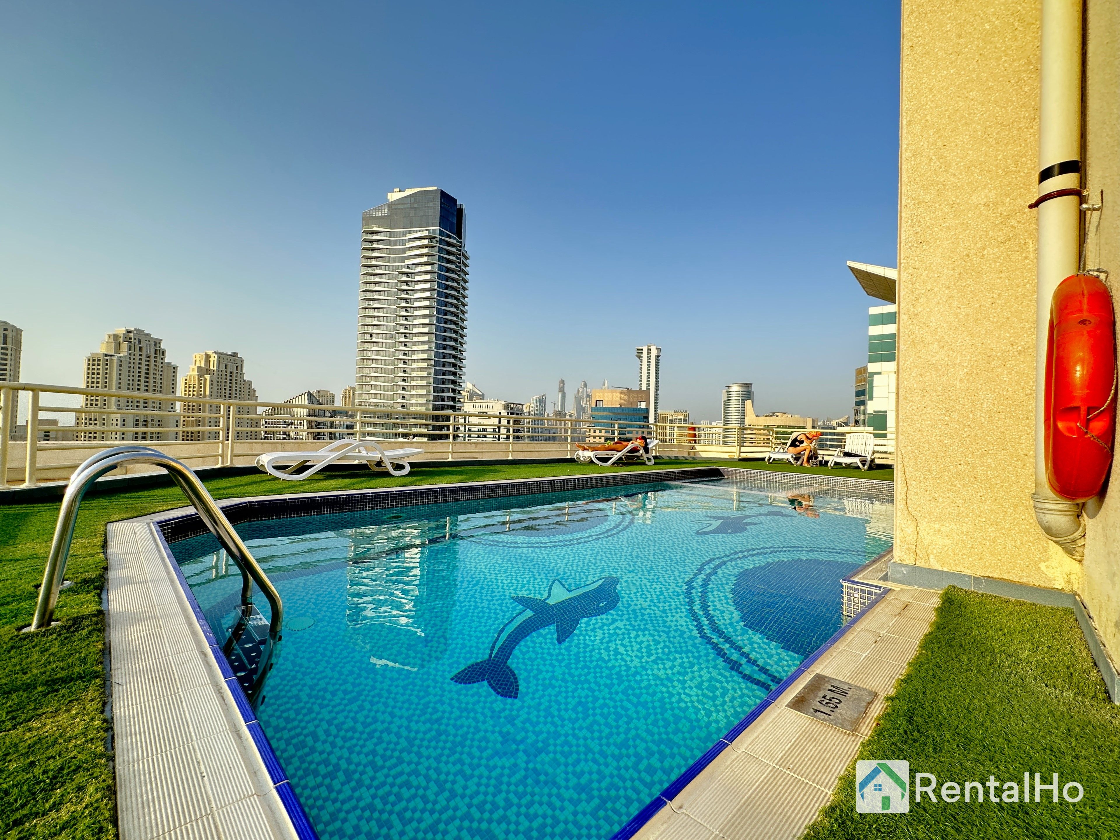 Quiet Studio w/ Balcony in Dubai Marina