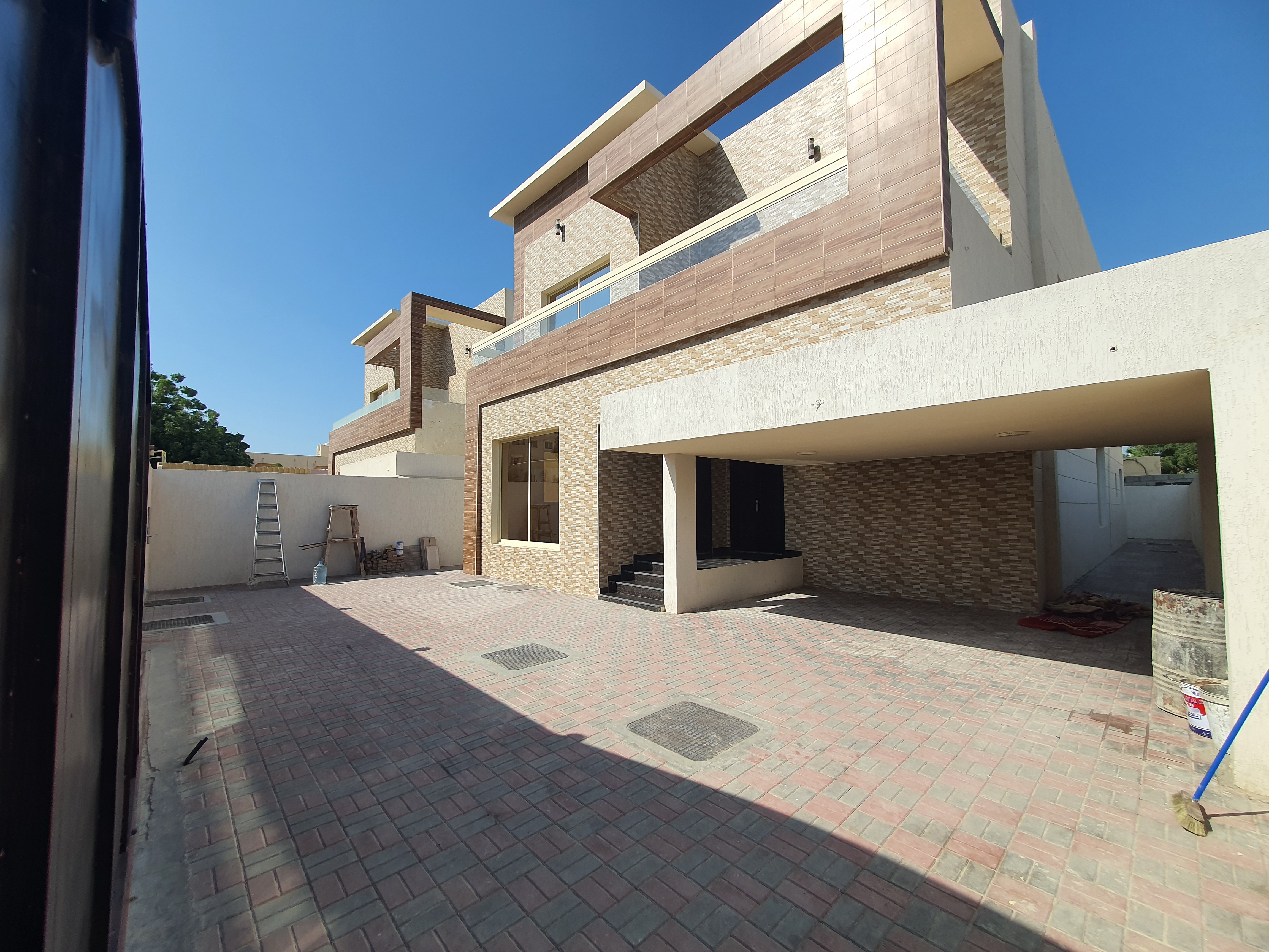 Take advantage of the golden opportunity and fulfill your dream of owning a villa with a very beautiful design and splendid finishes in the most beaut