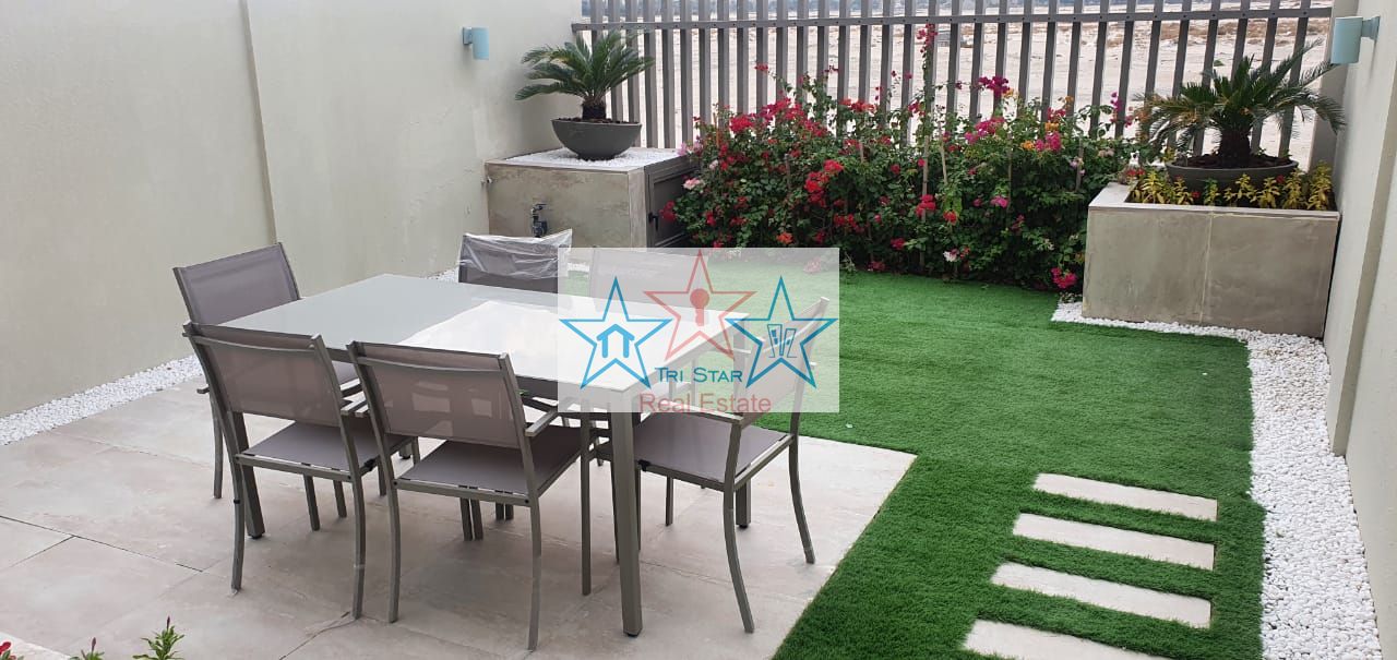 CORNER 4 BEDROOM MAID NICE DEAL 1 ROOM ON GROUND FLOOR TOWNHOUSE