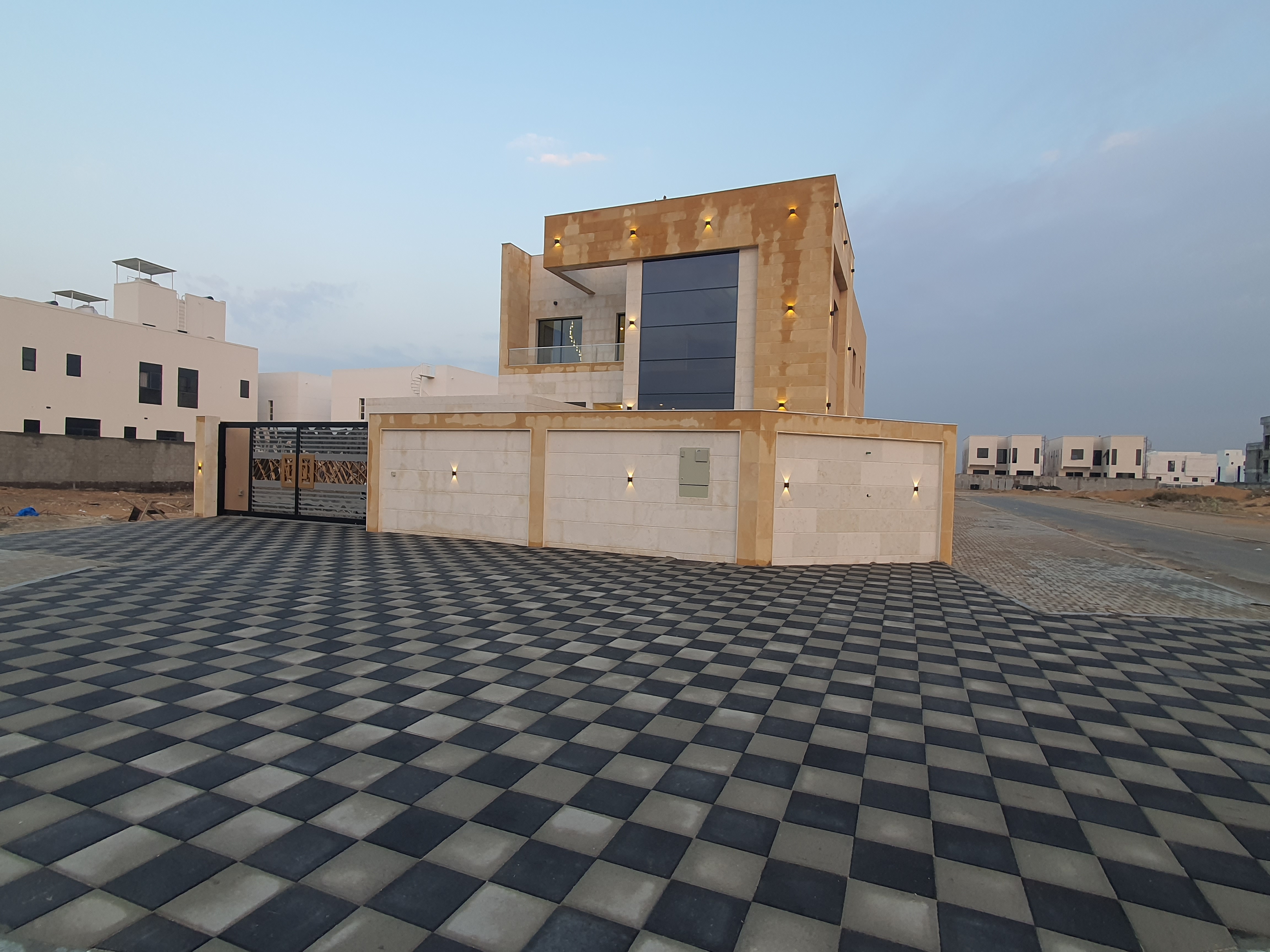 Villa for sale in Al-Aleya, opposite Al-Raqayeb, freehold for all nationalities, corner of two streets, area 5300, waiting for it to own now.