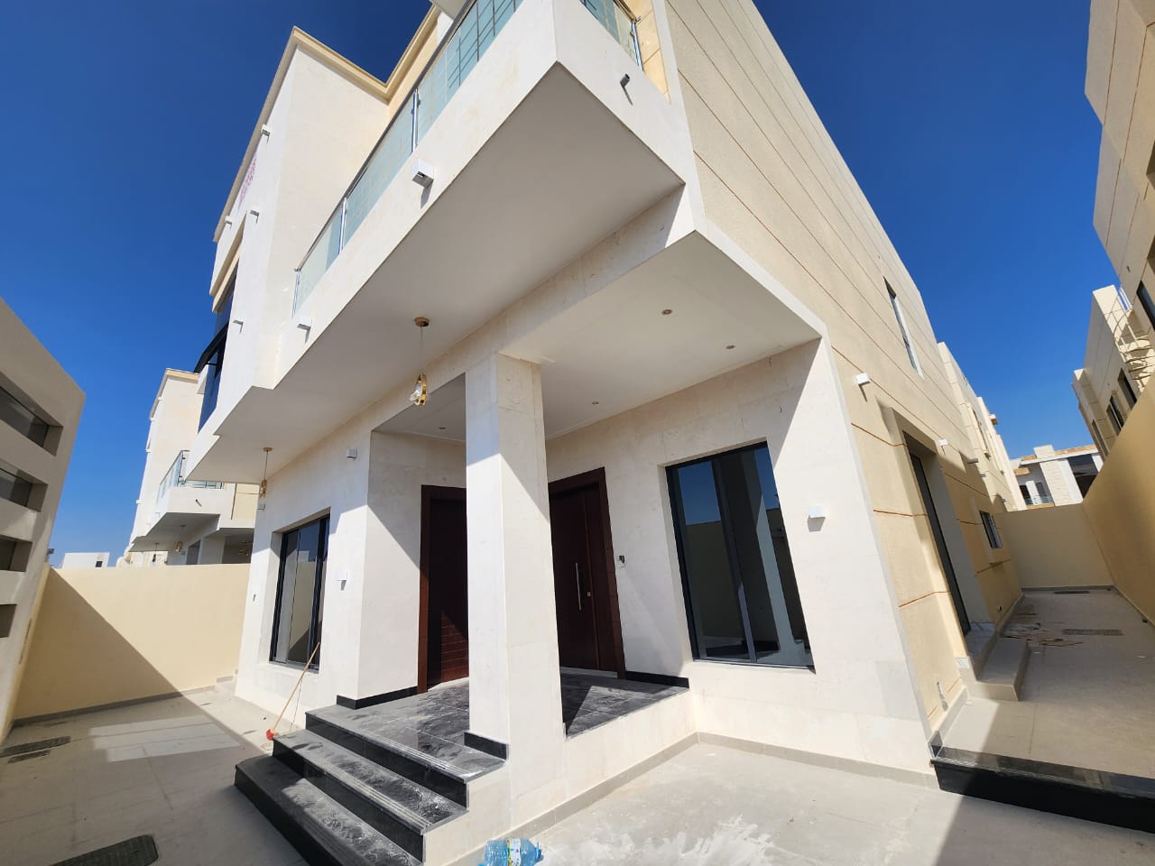 For rent, a villa in the Yasmine area, the first resident on the street It consists of 5 master rooms, a sitting room, two living rooms and a kitchen Electricity was connected and air conditioning was installed 100 final required