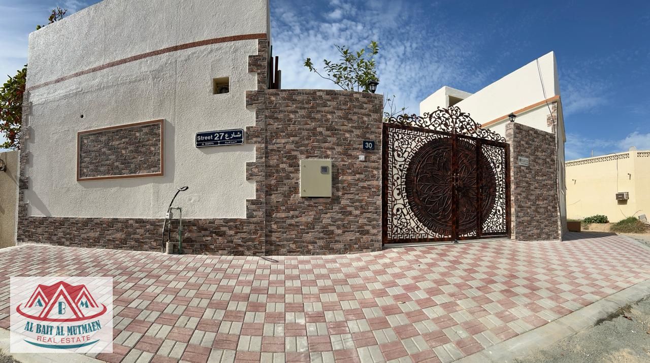 clean four-room corner house in Al-Ghafia