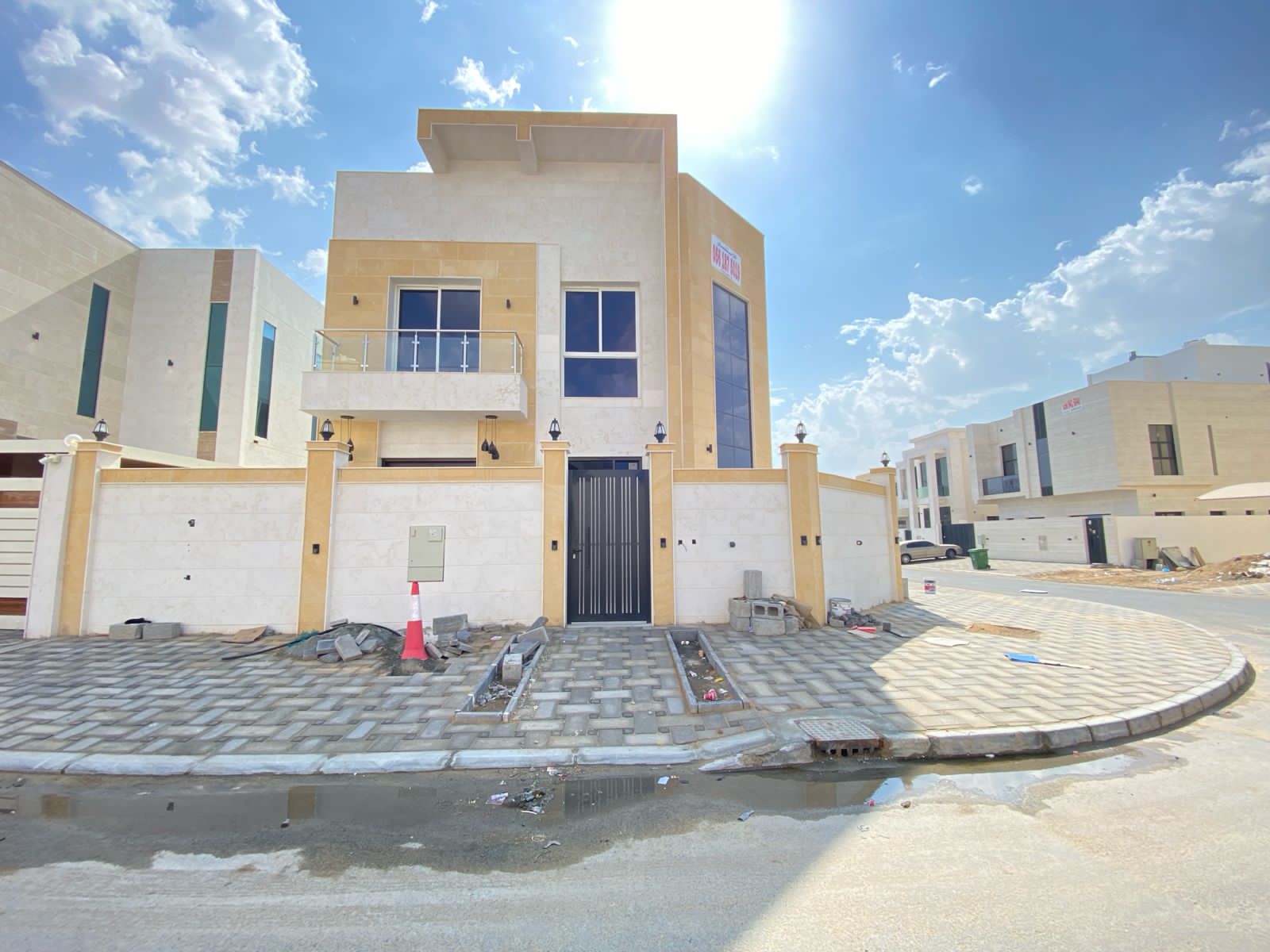 Villa for rent in Ajman, Al Yasmeen area Corner of two streets Two floors and a roof Central air conditioning 5 bedrooms, a living room and a living room With the two safes And a maid's room 110 thousand dirhams required
