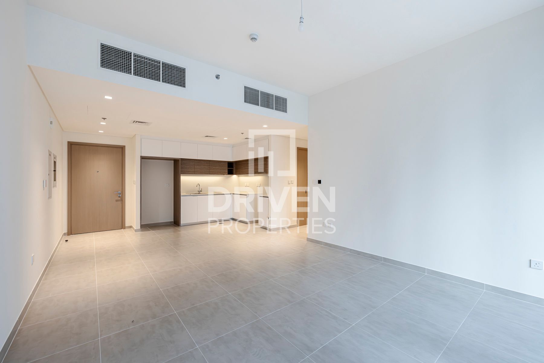 Large Layout New Apartment with Free Chiller