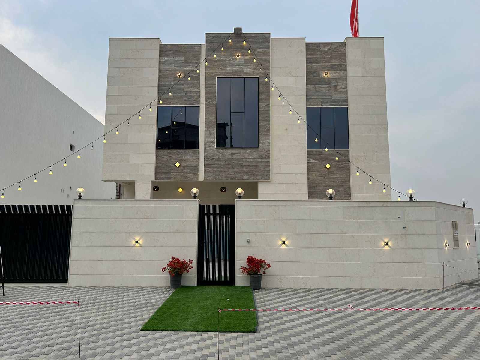 Villa for rent in Ajman, Al Zahia area 6 bedrooms, 7 bathrooms, living room and hall The final price is 110 thousand dirhams