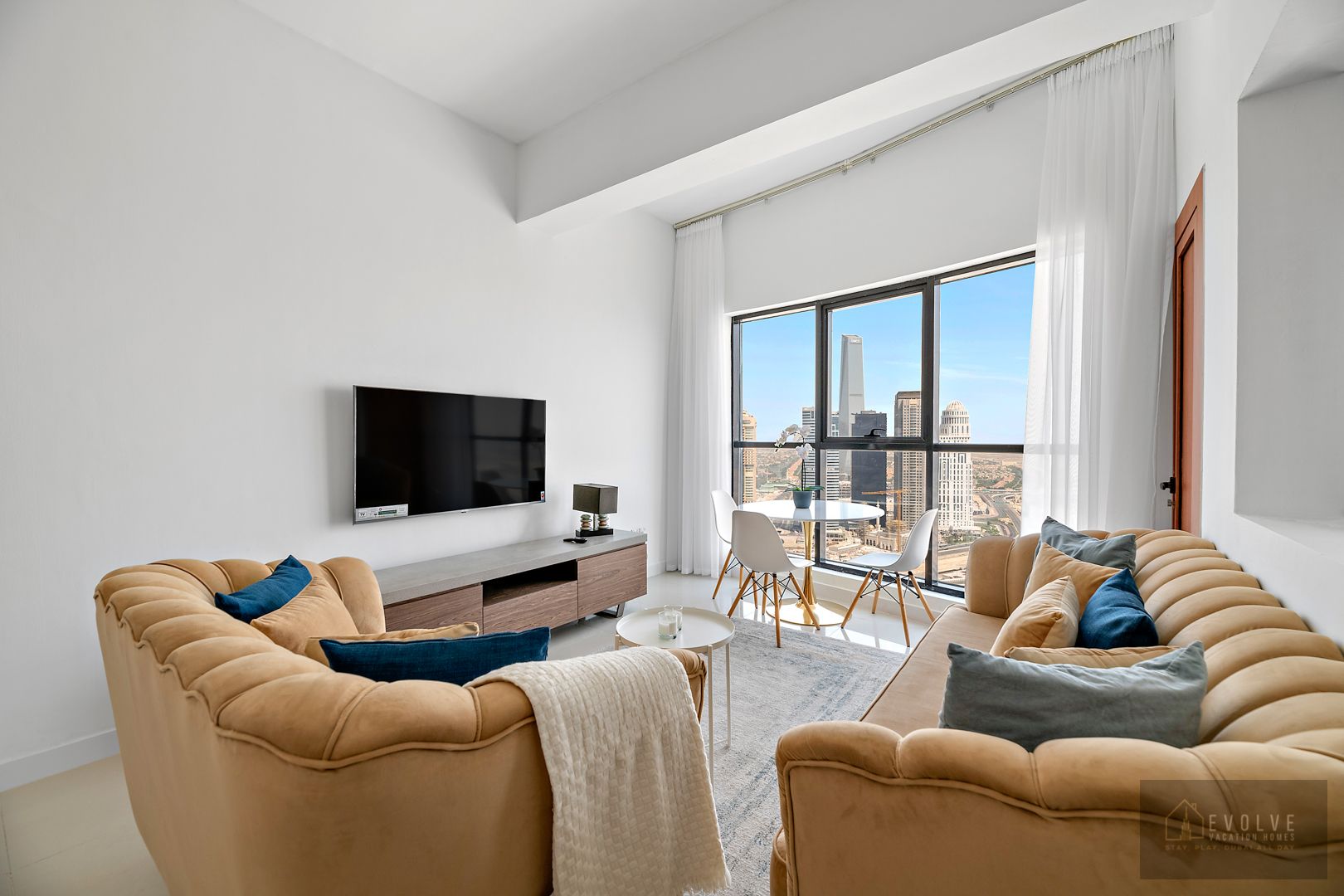 Available now! Stunning 1 B/R Apartment with Spectacular Balcony Views