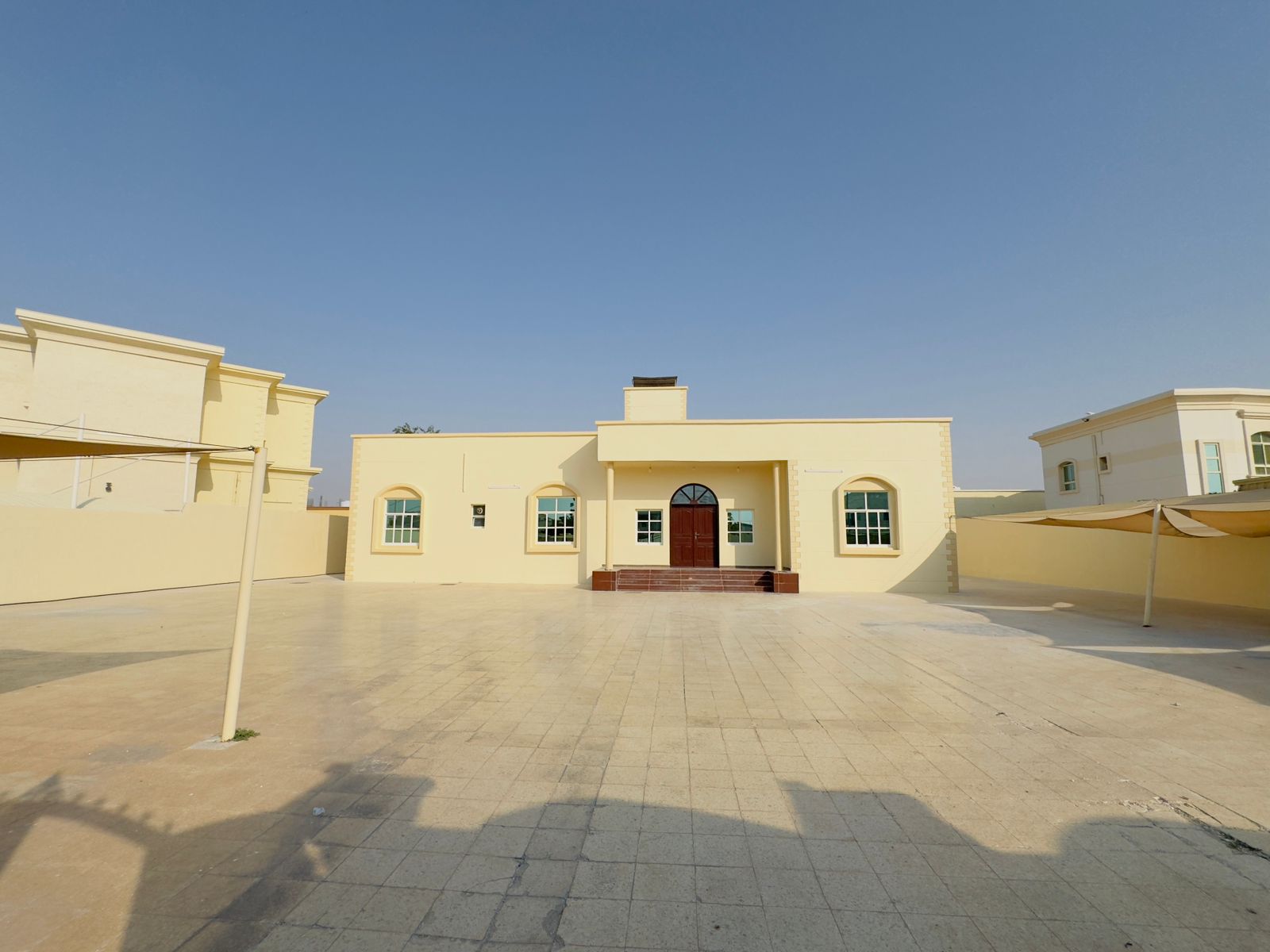 A villa for rent consisting of five rooms, a sitting room, a hall, and a very large courtyard. A fully maintained villa with air conditioners and electricity. An area of 10,000 square feet in Al Hamidiya, near the sports park. 110 Oren required