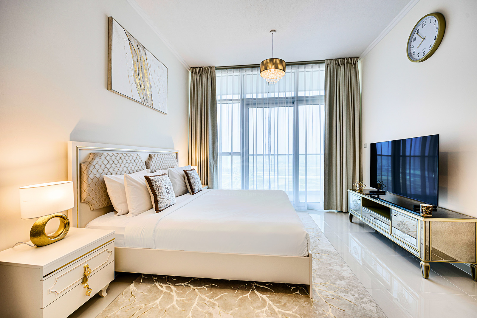 Cityscape Retreat: New 15th Floor Studio in Damac Hills