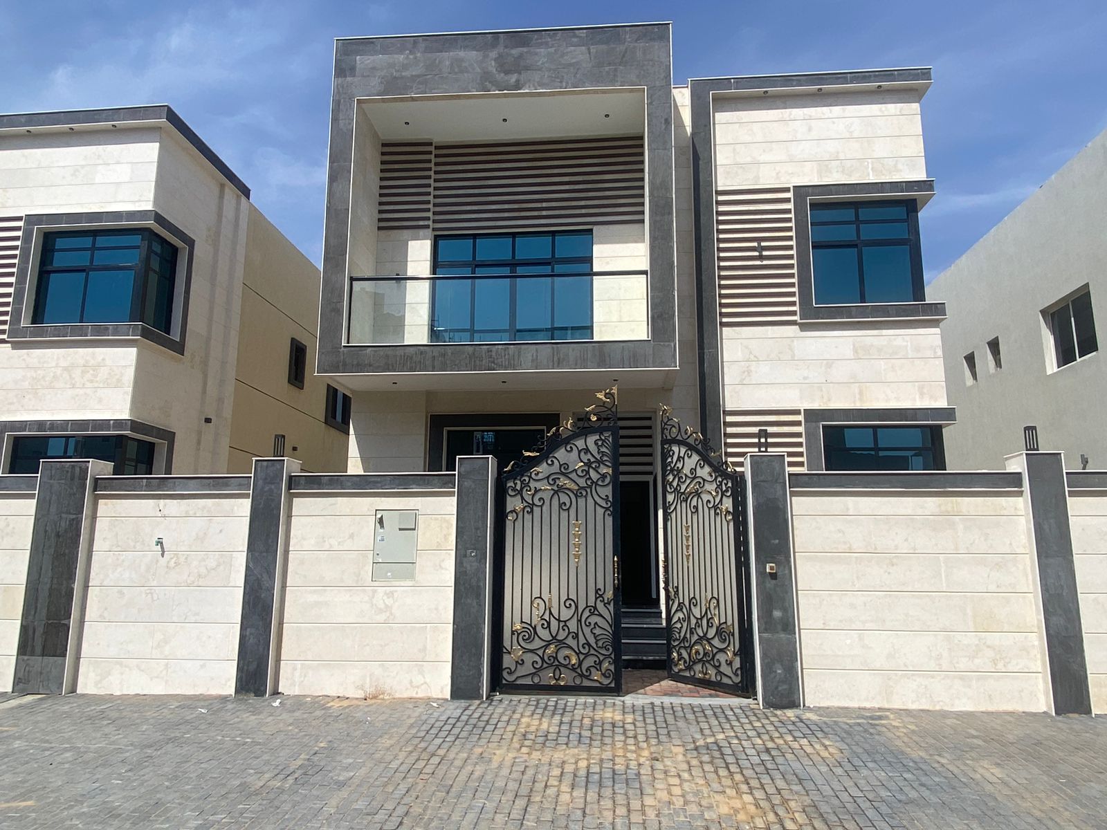 Villa for rent in Al Zahia area, first resident 5 maid's rooms, a sitting room and a hall For 100 thousand in 4 payments, the price is negotiable