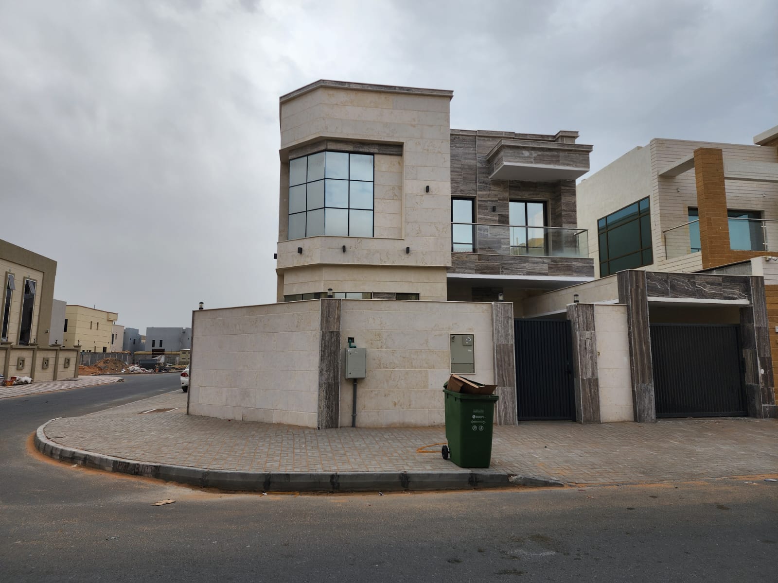 Two-storey villa for rent in Ajman, Al Yasmeen area Corner of two streets 5 master bedrooms, a sitting room and a living room And a maid's room An area of 3700 square feet 125 thousand dirhams required