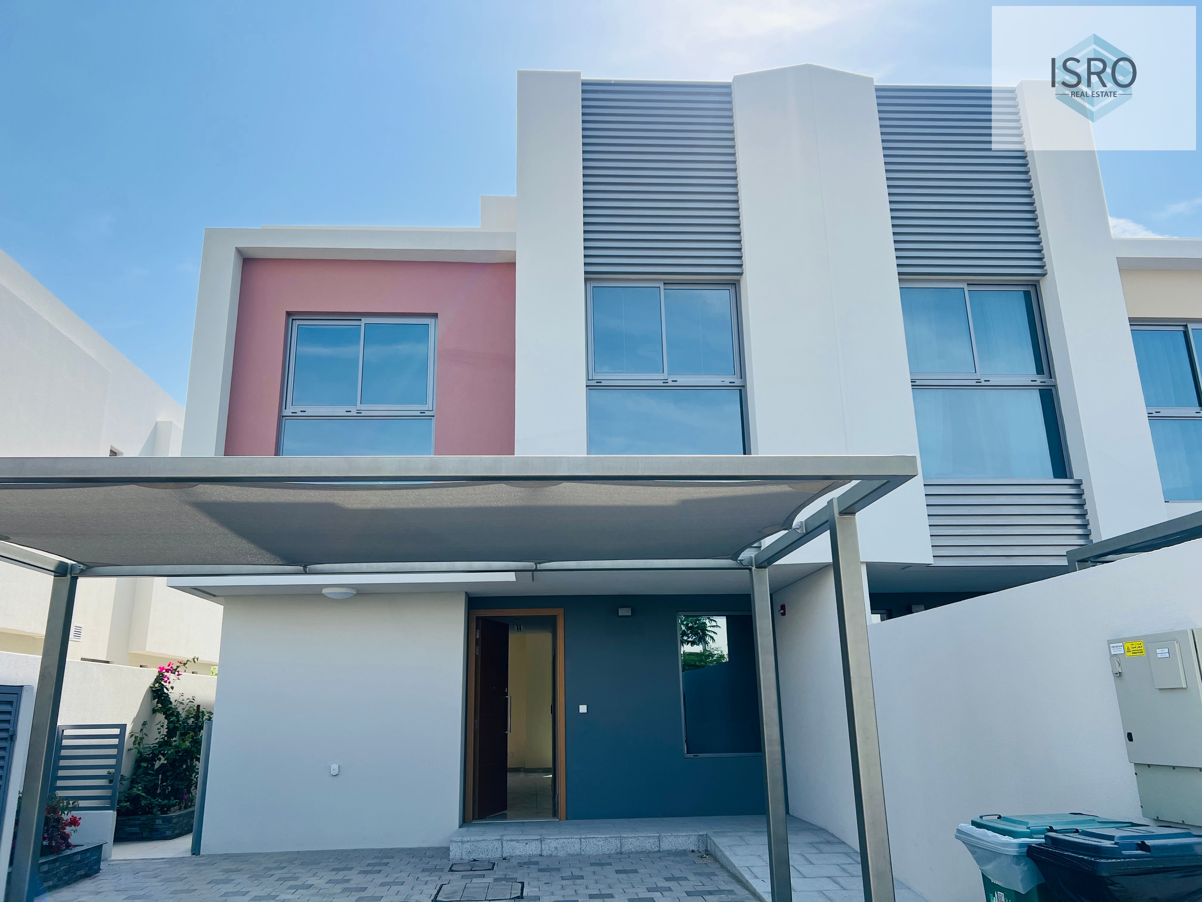 Ready To Move ! Luxurious 3Bedroom Townhouse + Maid room Prime Location