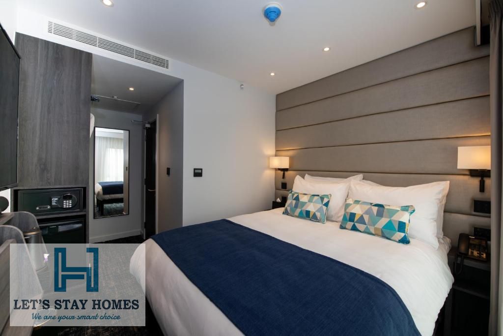 Walking Distance to BURJ KHALIFA ! Fully Furnished I With Kitchen & Balcony l Gym l Pool l Parking