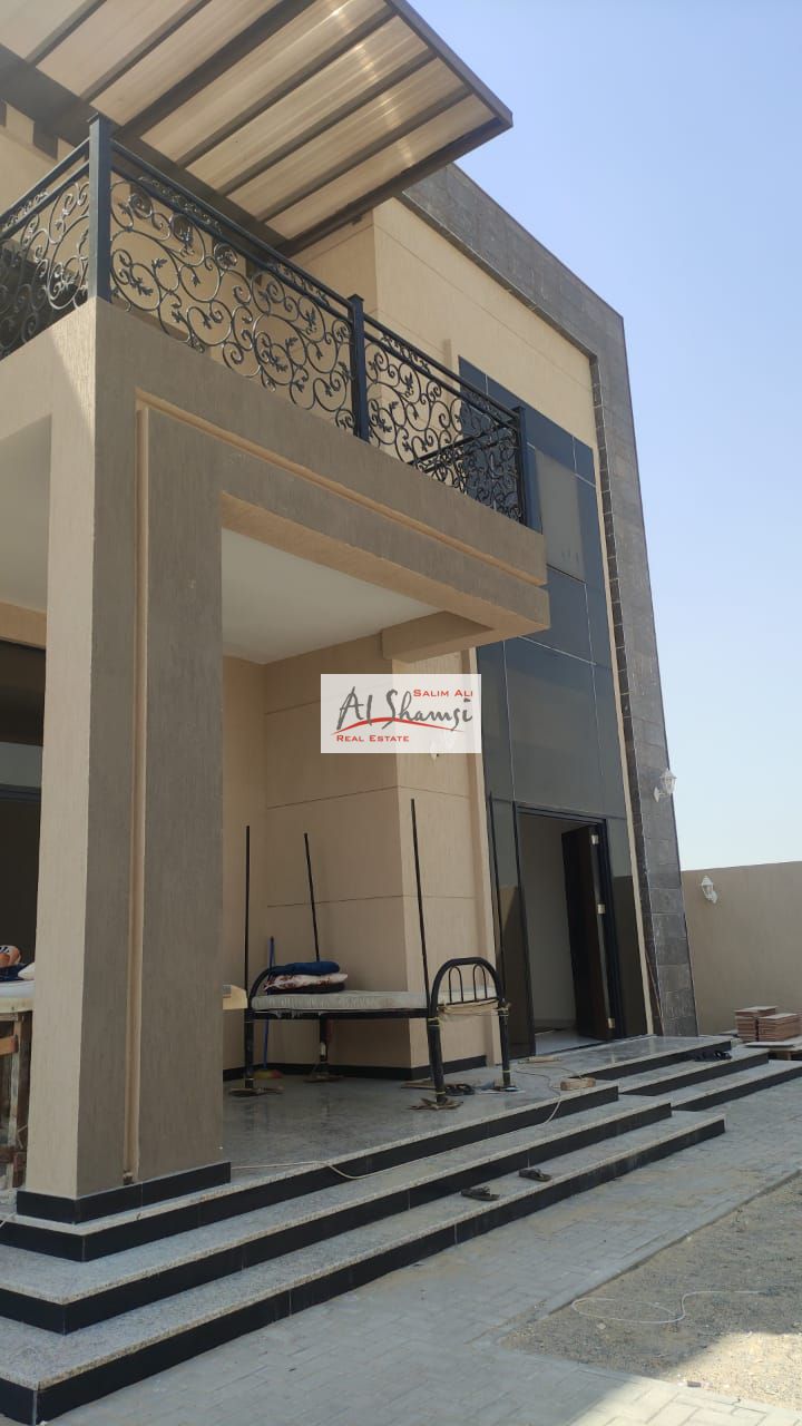 For sale, a villa in Al-Hoshi, 5 master rooms, in front of the garden