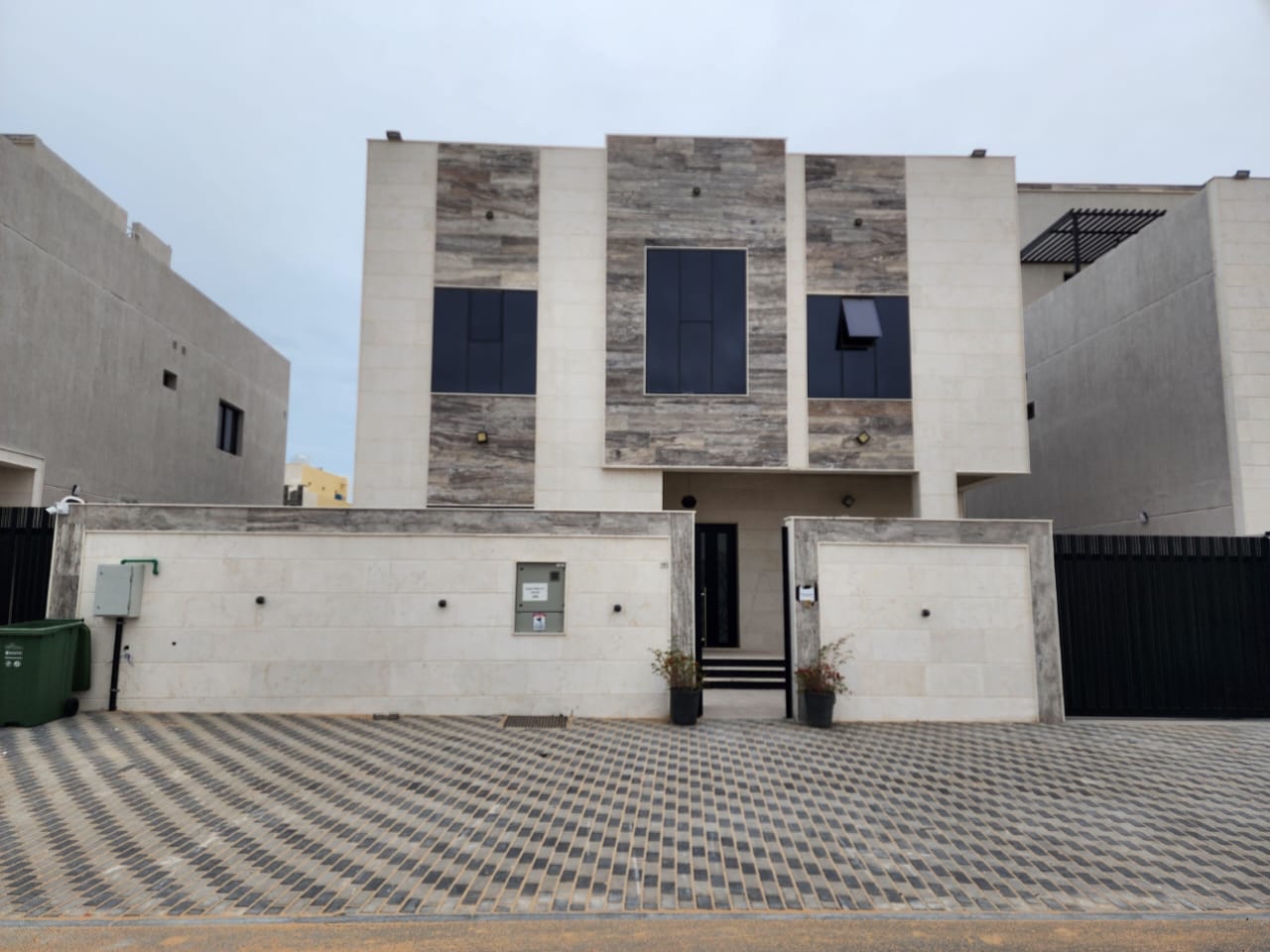 For rent villa in Al Zahia area Ground, first and roof, consisting of 6 master bedrooms, a sitting room, a hall, a kitchen, a spacious courtyard, a maid’s room and a storeroom with two kitchens. An open roof on the roof requires 130 thousand dirhams