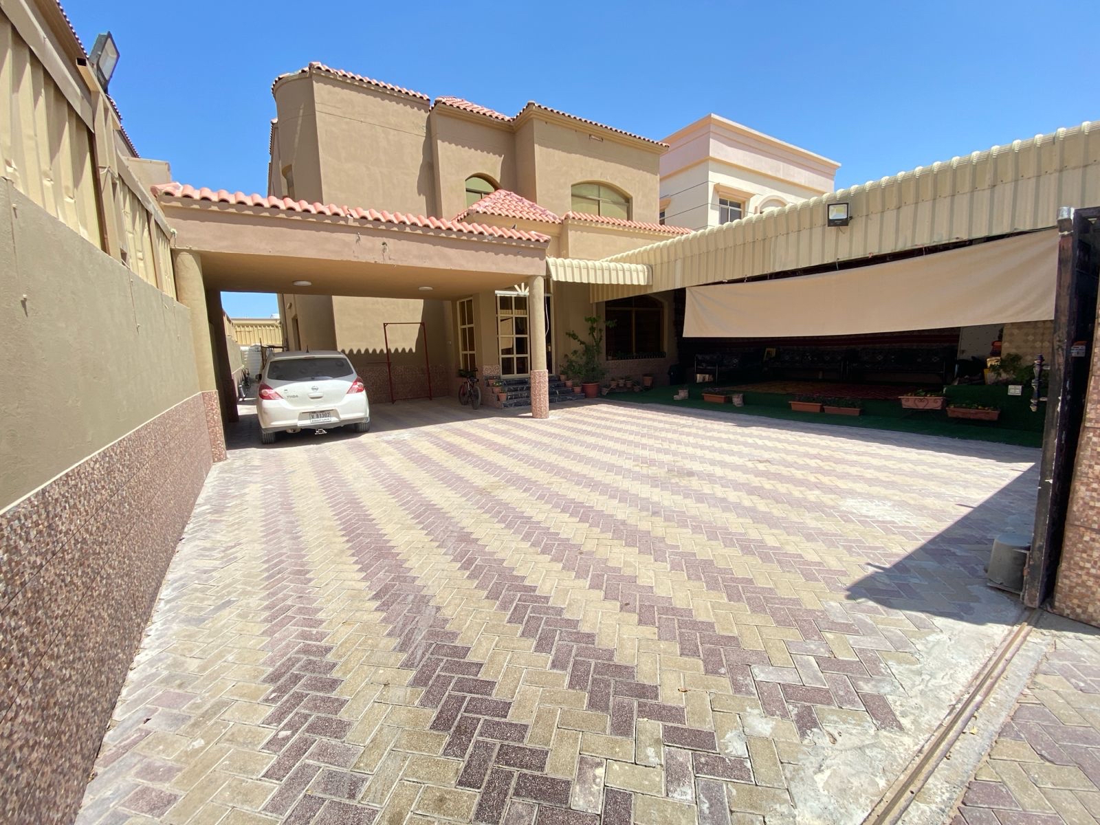 Villa for rent in Ajman, Al Rawda area Two floors 5 rooms, a sitting room, a hall, and a maid’s room And a dining room A session in the yard An area of 5000 square feet 115 thousand dirhams required