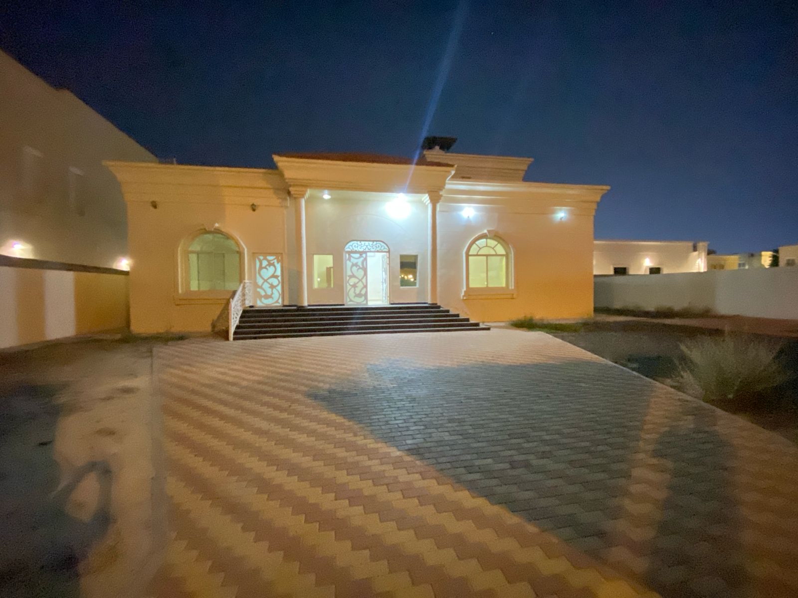 Villa for rent in Ajman, Al Raqayeb area 3 bedrooms, a sitting room and a hall And a maid's room With air conditioners 85 thousand dirhams are required An area of 8000 square feet In front of the villa, there is a large setback On a main street
