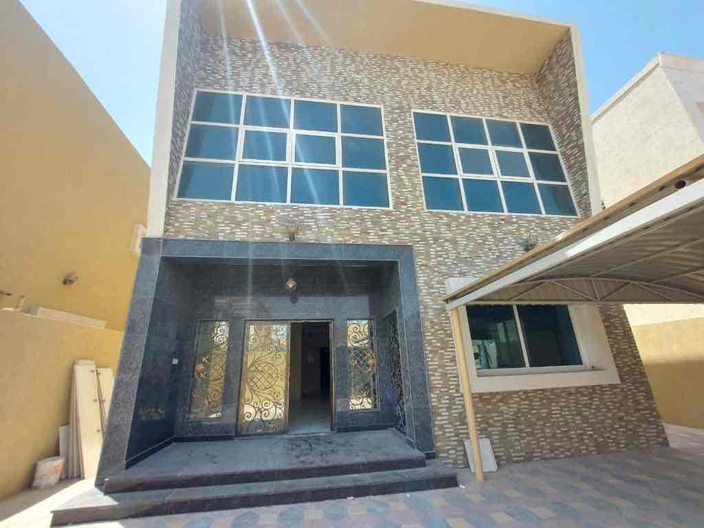 Villa for rent in Ajman Al Mowaihat 3 Two floors 5 rooms, a sitting room, a hall, and a maid’s room With air conditioners 95 thousand dirhams