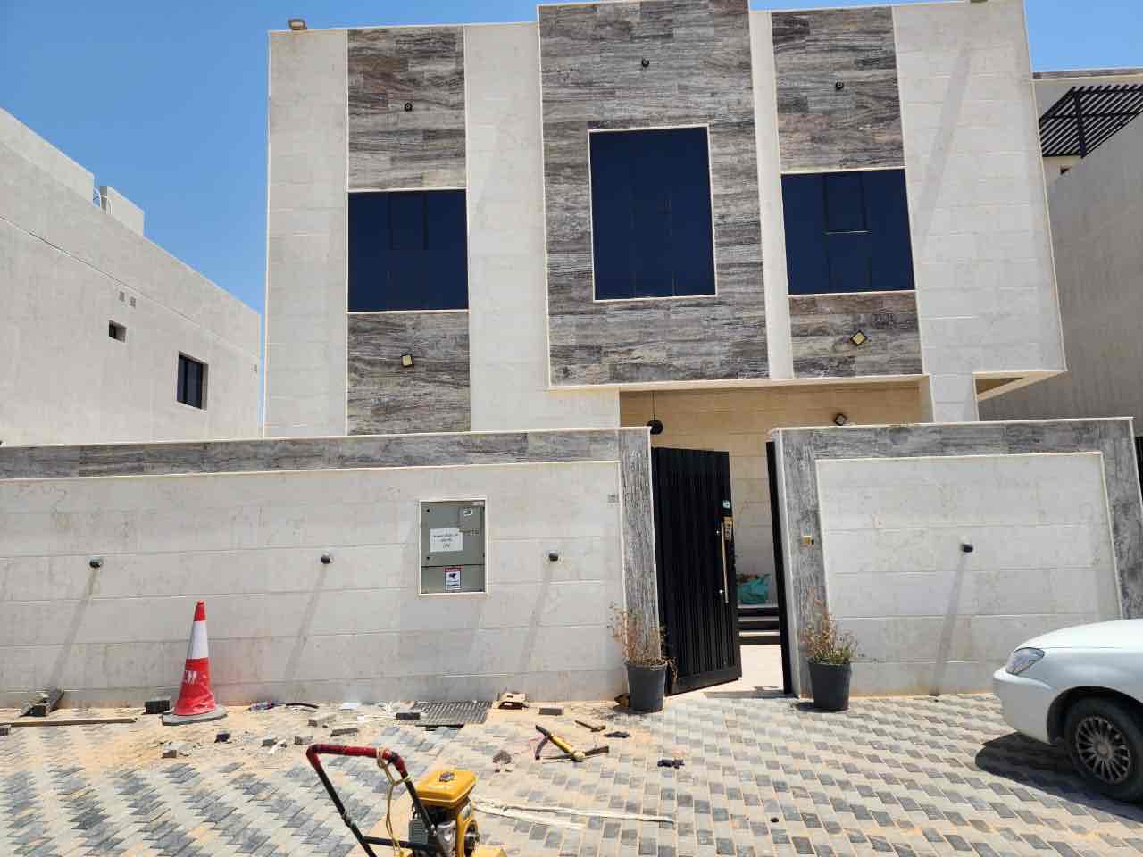 For rent villa in Al Zahia area Ground, first and roof, consisting of 6 master bedrooms, a sitting room, a hall, a kitchen, a spacious courtyard, a maid’s room and a storeroom with two kitchens. And an open roof on the roof. The villa is ready for living.