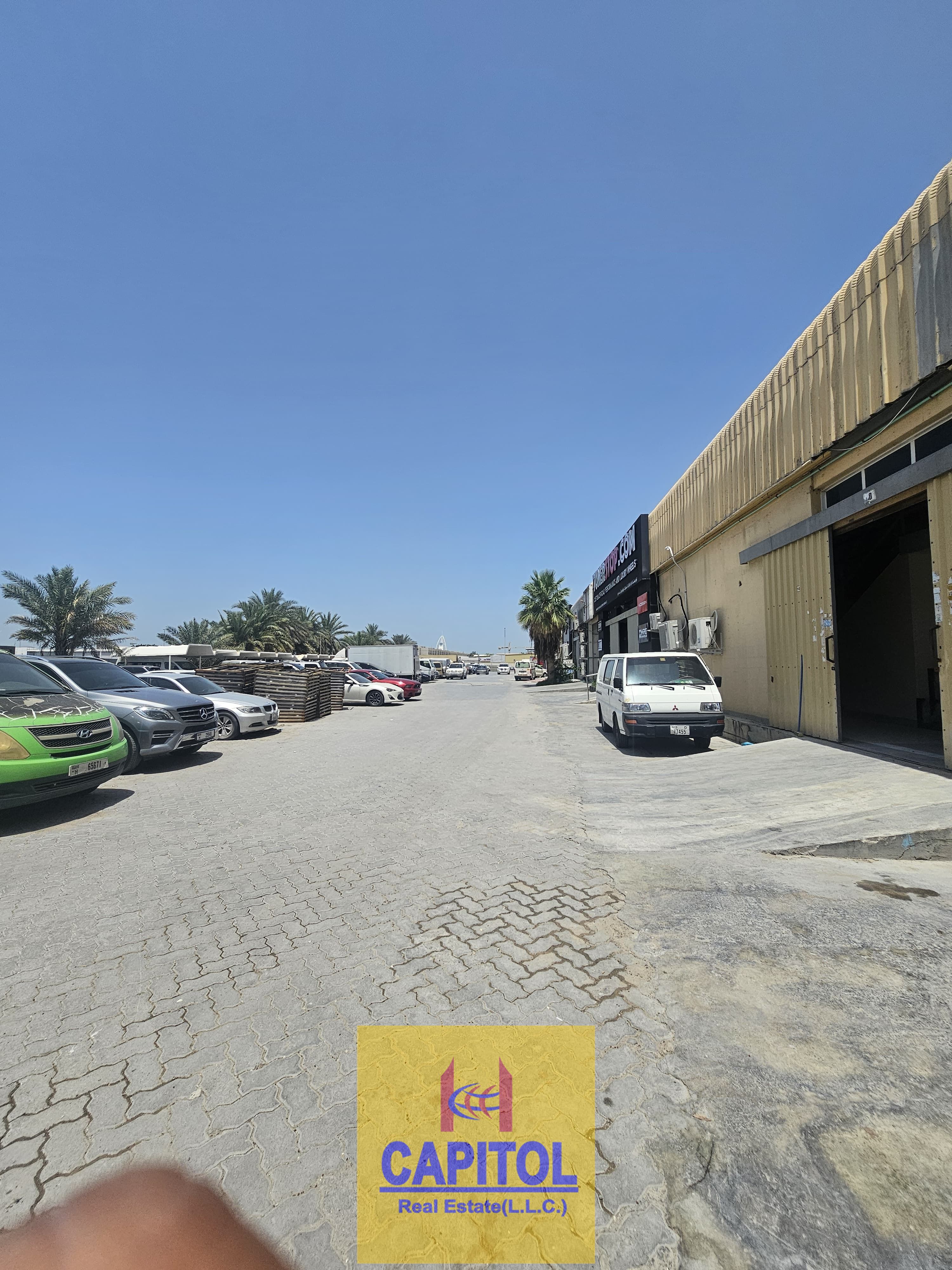 Ground Floor! 435 sqft Spacious Warehouse available in Al Quoz on Cheap Rent