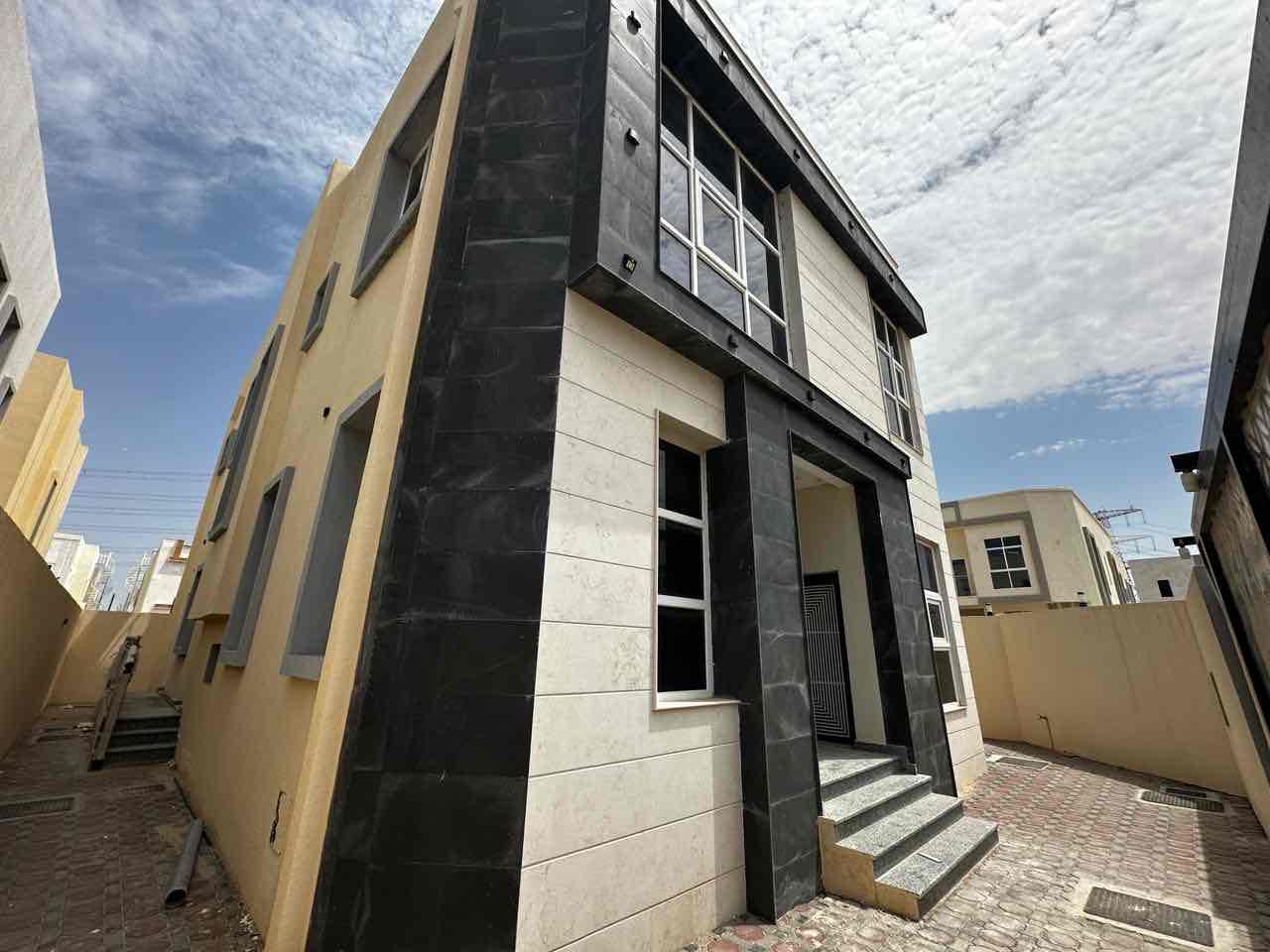 Villa for rent in Al Helio, corner, 5 master bedrooms, a living room, and a living room. The first inhabitant has electricity and air conditioners installed after renting 97,000 thousand.