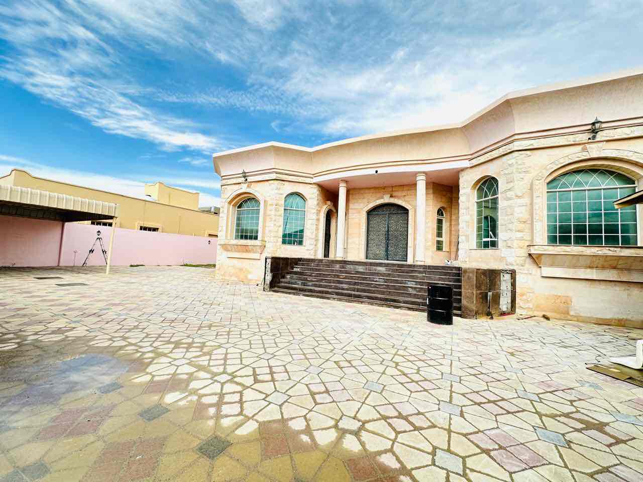 Villa for rent in Ajman, Al Hamidiya area 4 rooms, a sitting room, a hall, and a maid’s room With air conditioners Inner car awning 100 thousand dirhams required