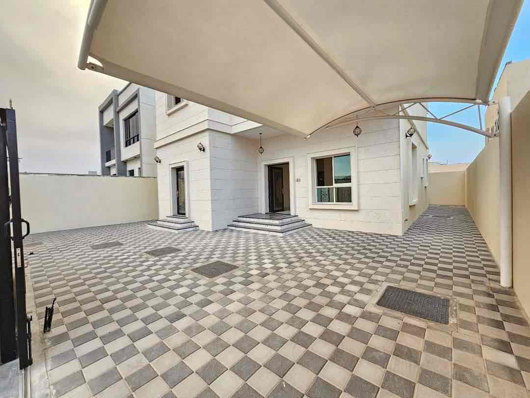 Villa for rent in Ajman, Al Zahia area New, first inhabitant 3 master bedrooms, sitting room, living room, kitchen and maid's room With air conditioners 80 thousand dirhams are required