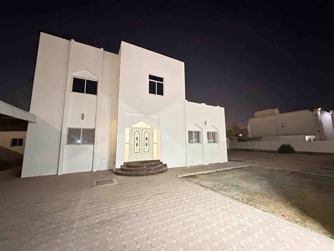 In the Al Jurf area 7 rooms, 8 bathrooms, a hall and a sitting room 120 thousand without air conditioning 20 thousand feet 150 thousand, including air conditioners and maintenance Luxury villa