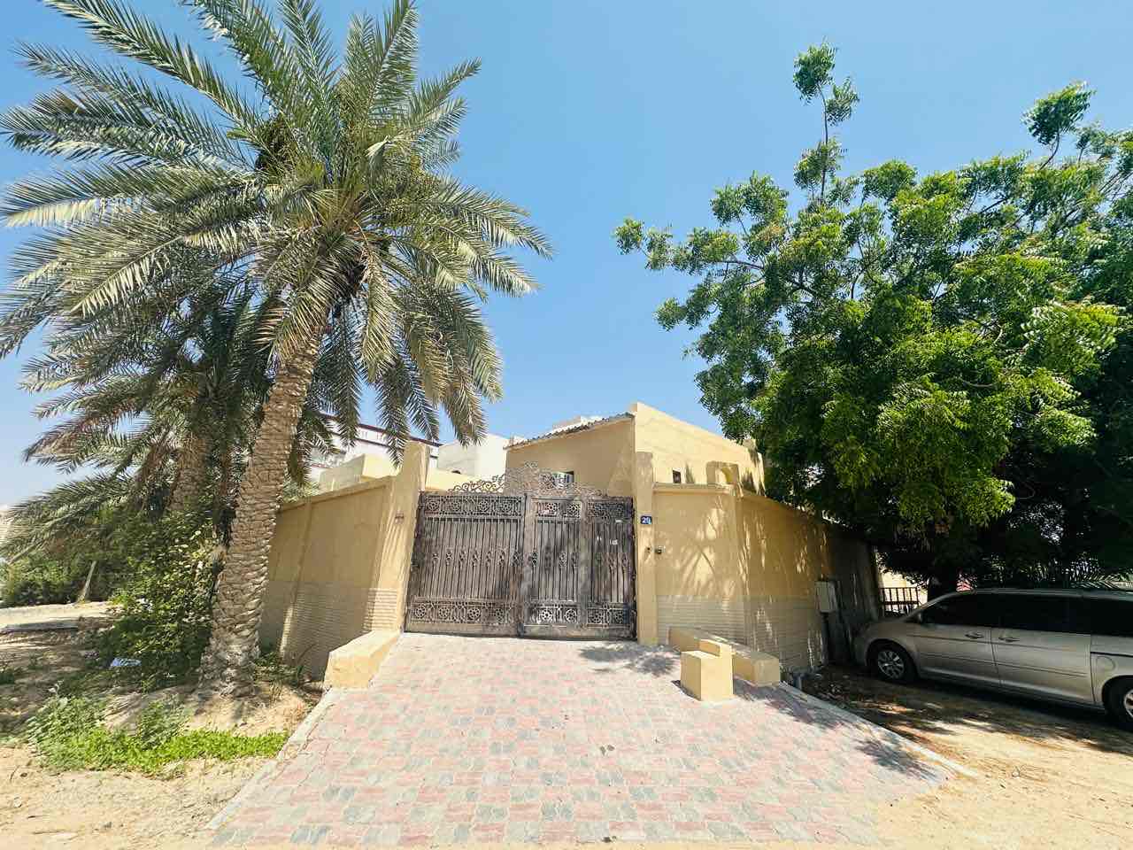 Villa for rent in Ajman, Al Rawda 3 area 4 rooms, a sitting room, a hall and a kitchen No air conditioning The villa is ready for living 60,000 required in four payments