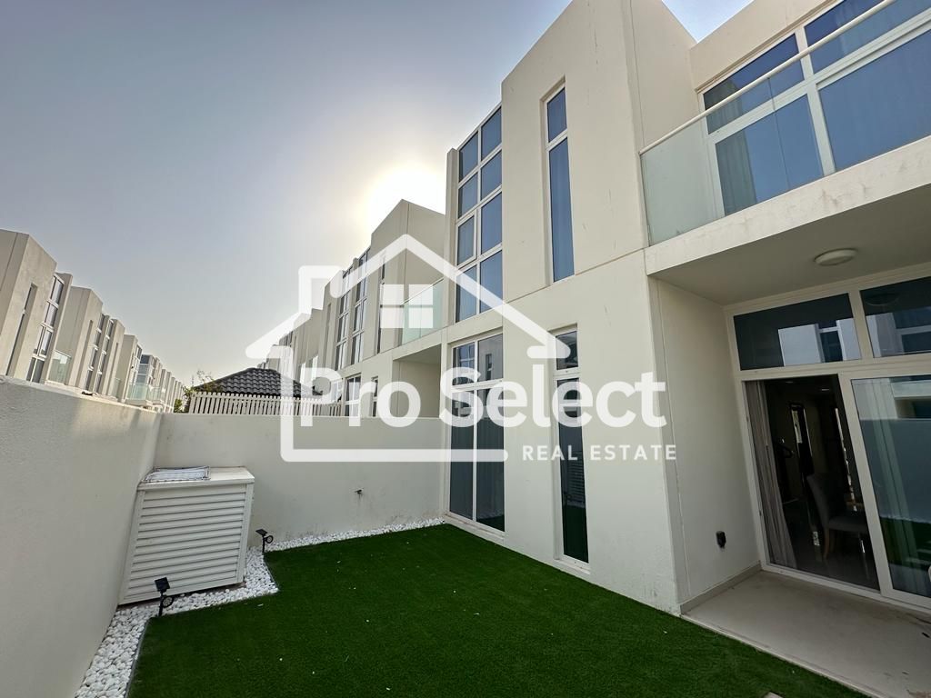 FULLY FURNISHED 4BR TOWNHOUSE - READY TO MOVE - BIG LAYOUT