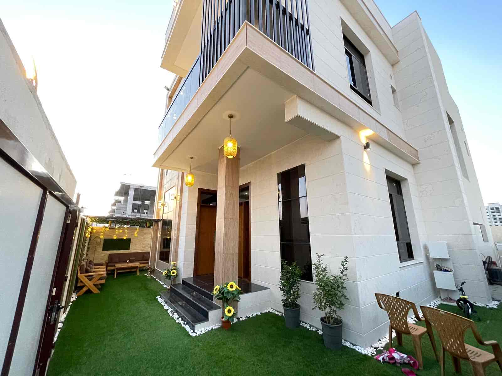 For rent with furniture, asking price is 140 thousand Al-Yasmine: 5 master bedrooms, a sitting room, two lounges, a fully equipped kitchen, a preparatory kitchen on the second floor, and a maid’s room.