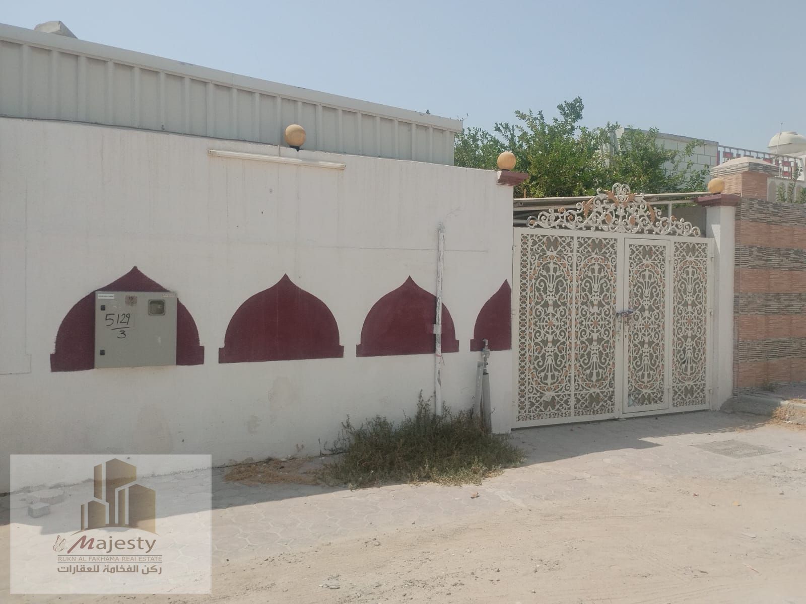An Arabic house for sale, two parts, with an area of 6400 square feet, in the Al Sabkha area, Sharjah