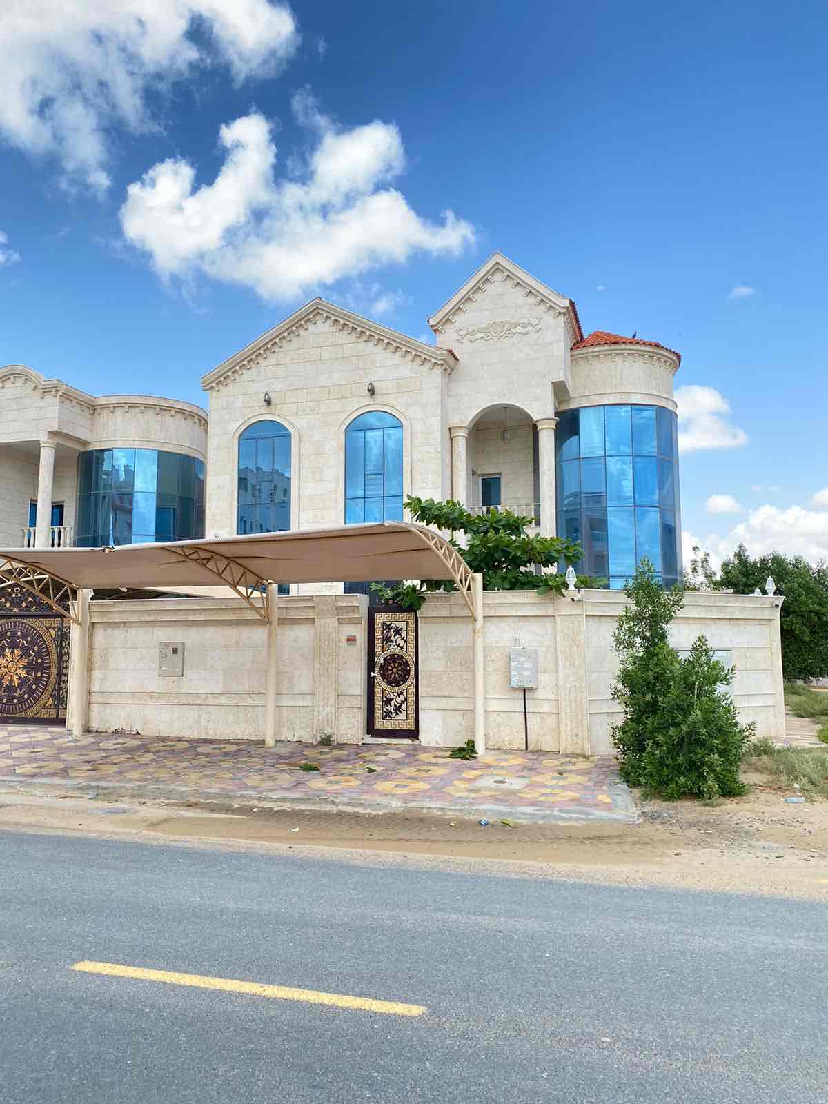 Villa for rent in Al Mowaihat, 1 corner, 5 master bedrooms, sitting room, hall, kitchen, and maid’s room 140,000 dirhams required