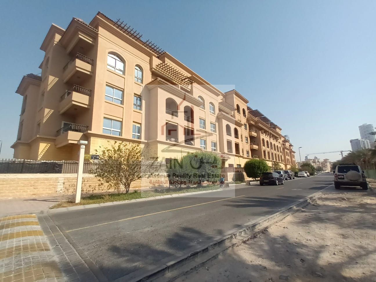 Huge Size 1BR I Private Courtyard I Next to Circle Mall - Parks