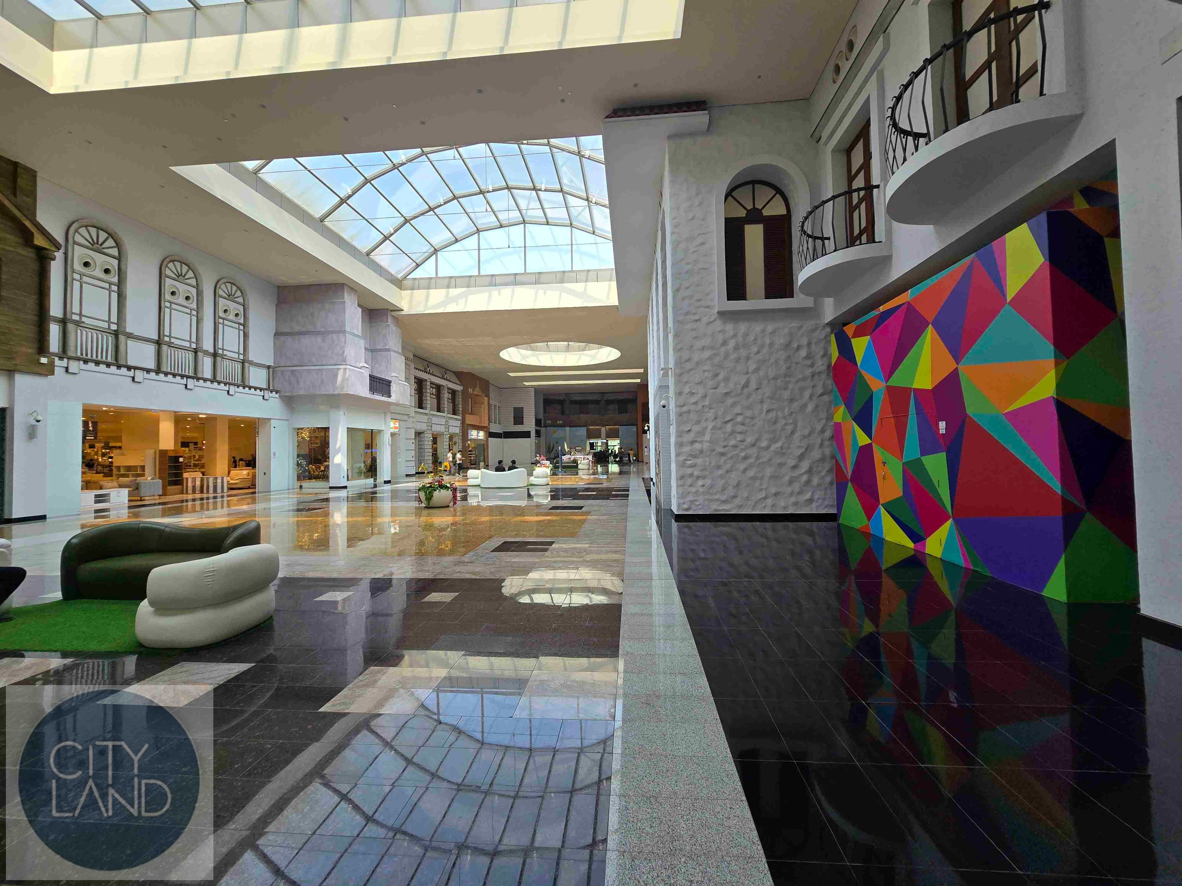 Corner Restaurant Unit | Close to the Central Park and he ButterFly Garden
