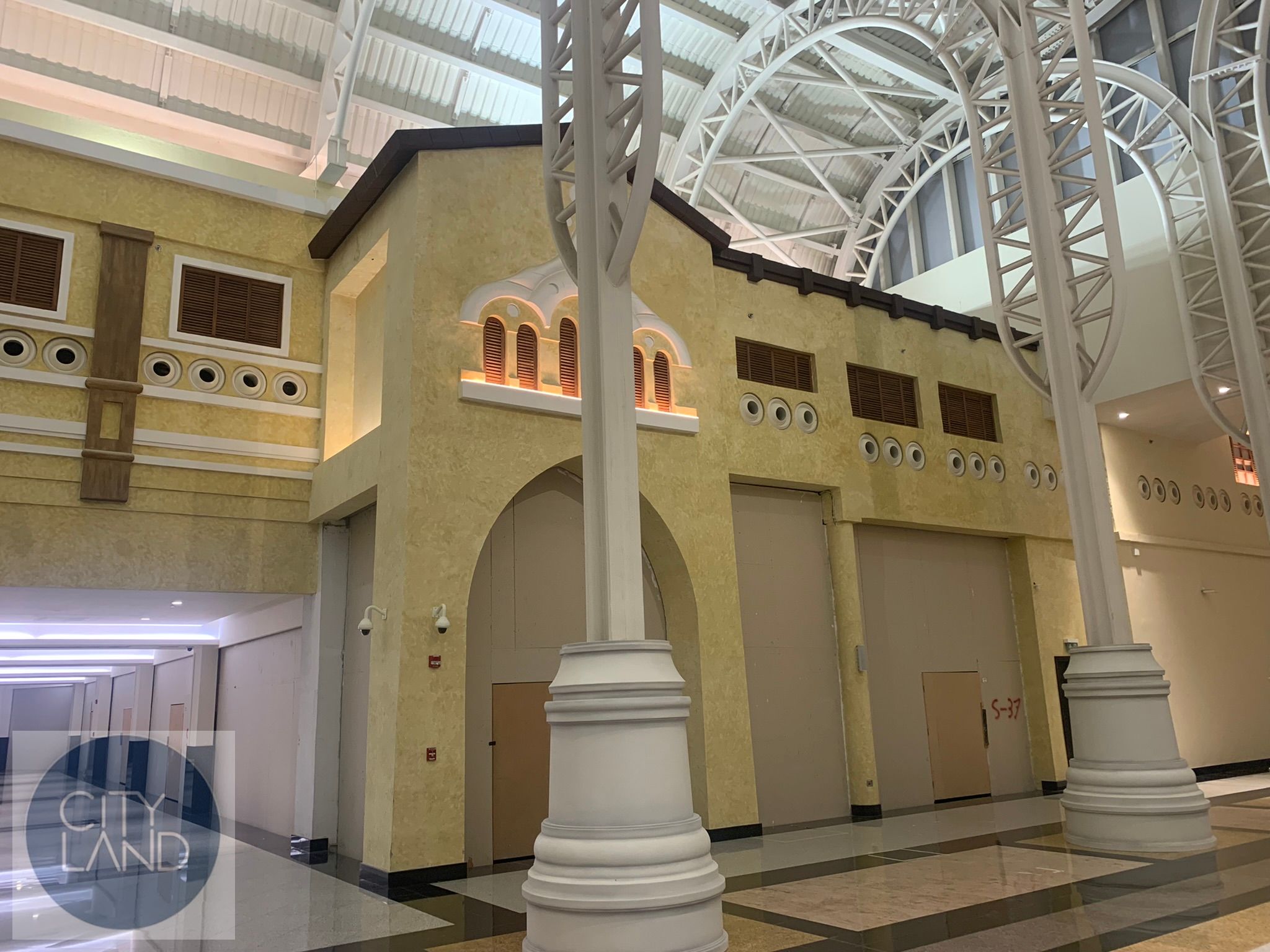 Corner Unit in front of the high end dinning area and Central Park
