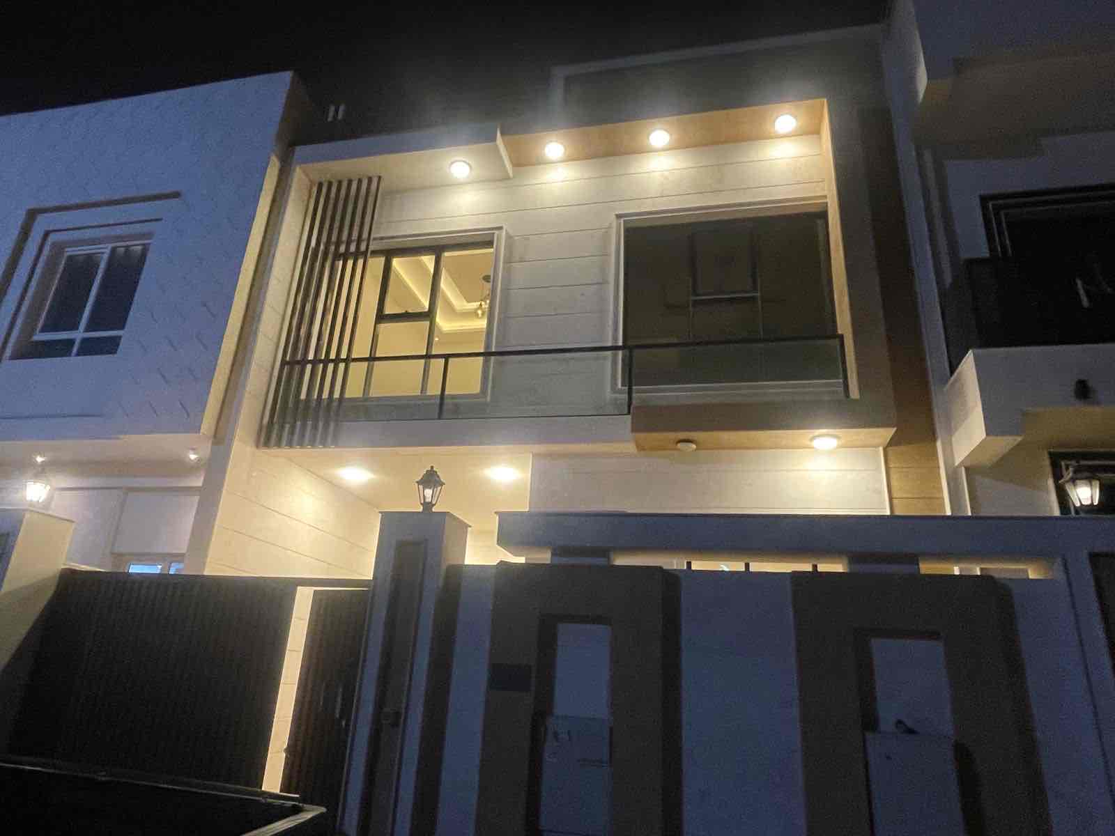 For rent, a two-storey villa with jasmine consisting of 5 rooms, a lounge, a council and 7 bathrooms Close to all services and close to the exits to Sheikh Mohammed bin Zayed Street, 82000 is required