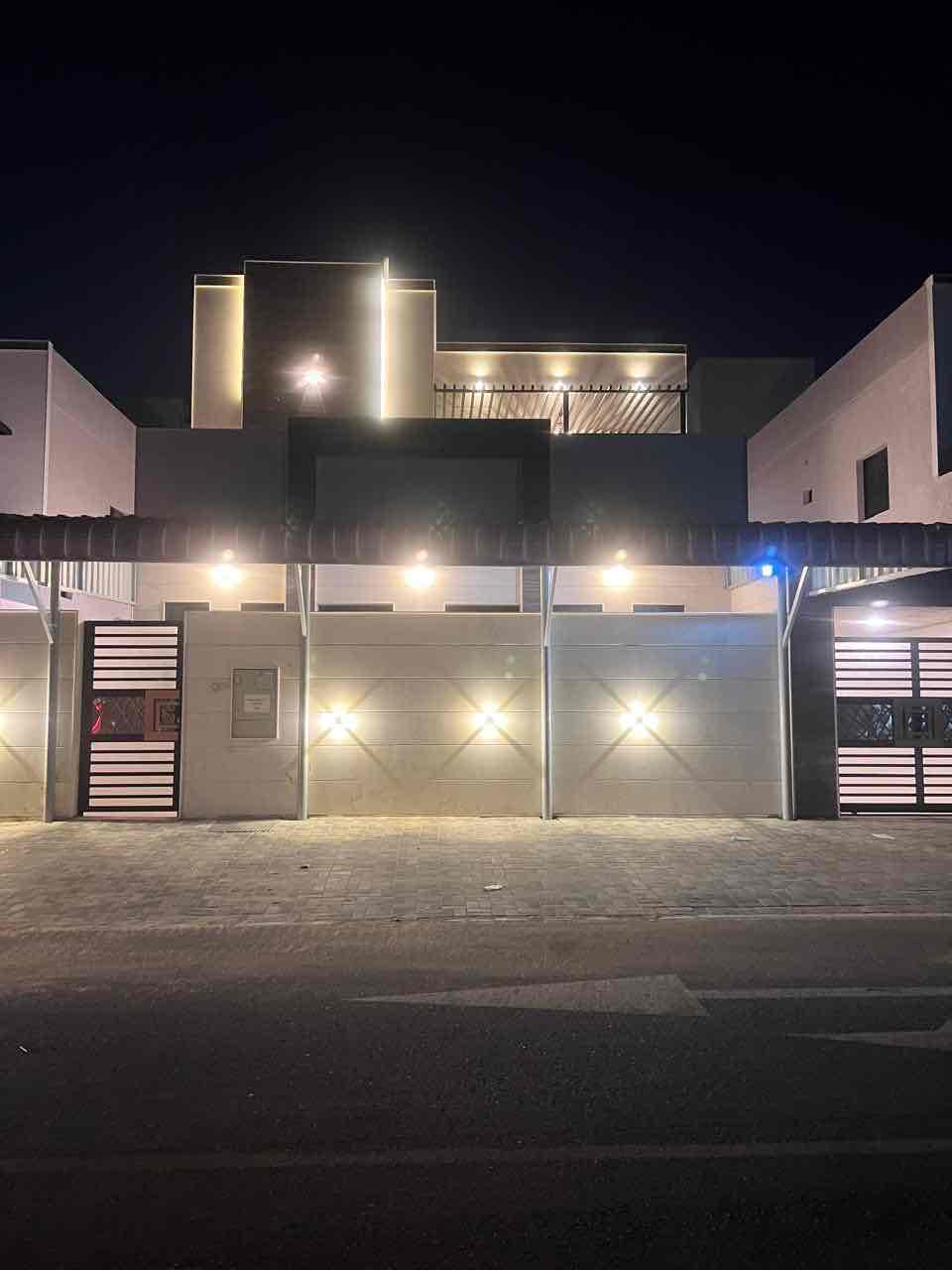 Two-storey villa in the bright It consists of four master bedrooms, a council, a lounge and a maid's room, 85,000 batches alone and 90,000 four batches are required.