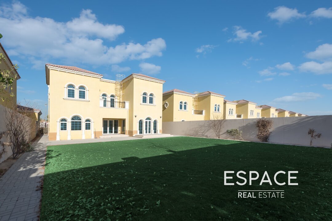 Vacant Now - Close to Park - Big Plot