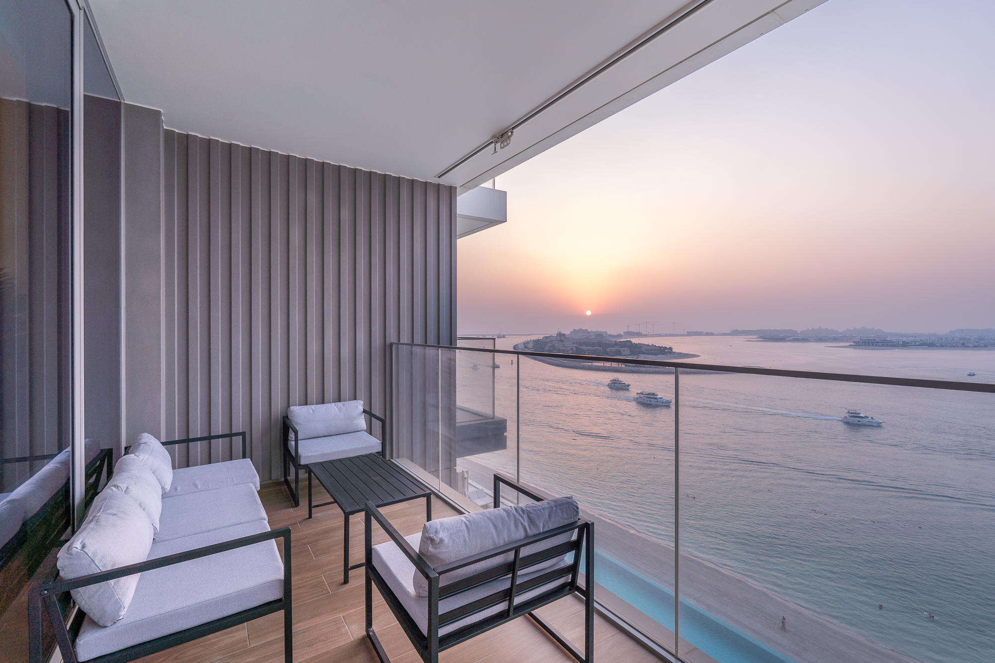 Seaside Elegance|Stunning 3-Bedroom Residence in Beach Isle