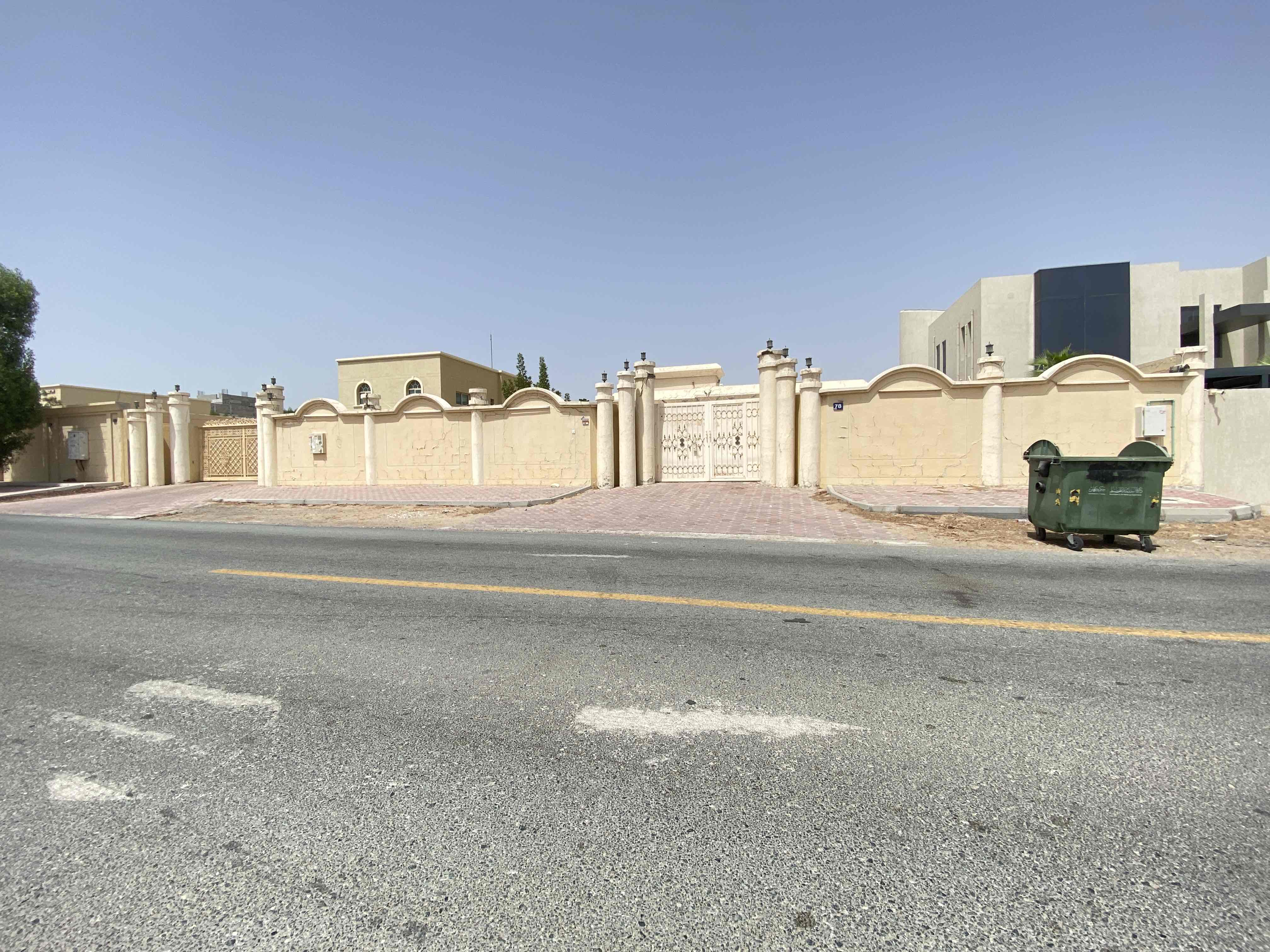 Villa ground floor for rent in Ajman Al-Jurf area 3 bedrooms, a council, a lounge and a maid's room Land area 10,000 feet Rental with maintenance without air conditioners Residential required 75 thousand dirham tenant citizen And commercial 85 thousa