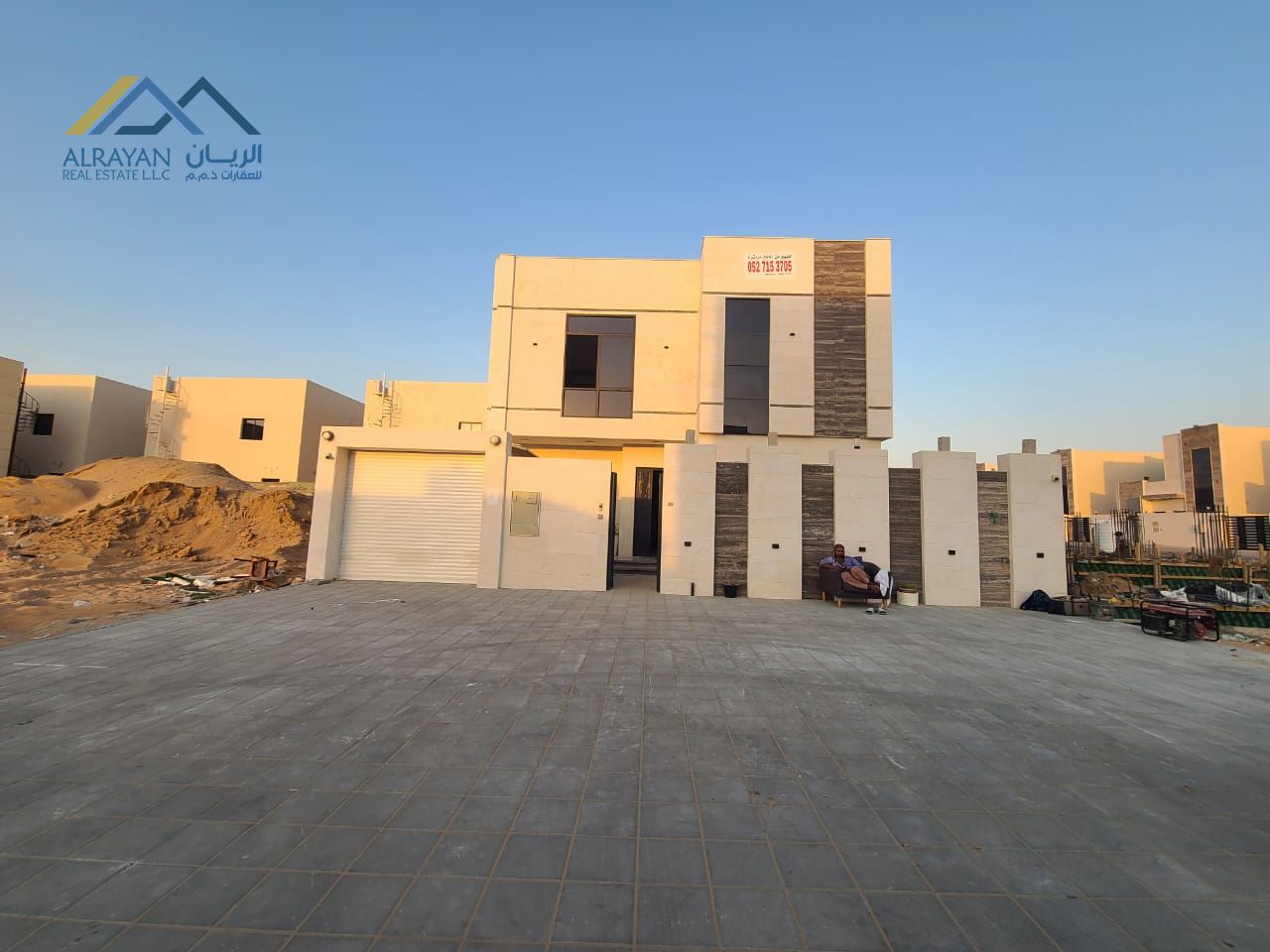 A luxurious villa with a beautiful stone facade, 5 rooms, a sitting room, and a hall, with large areas and a wonderful design.