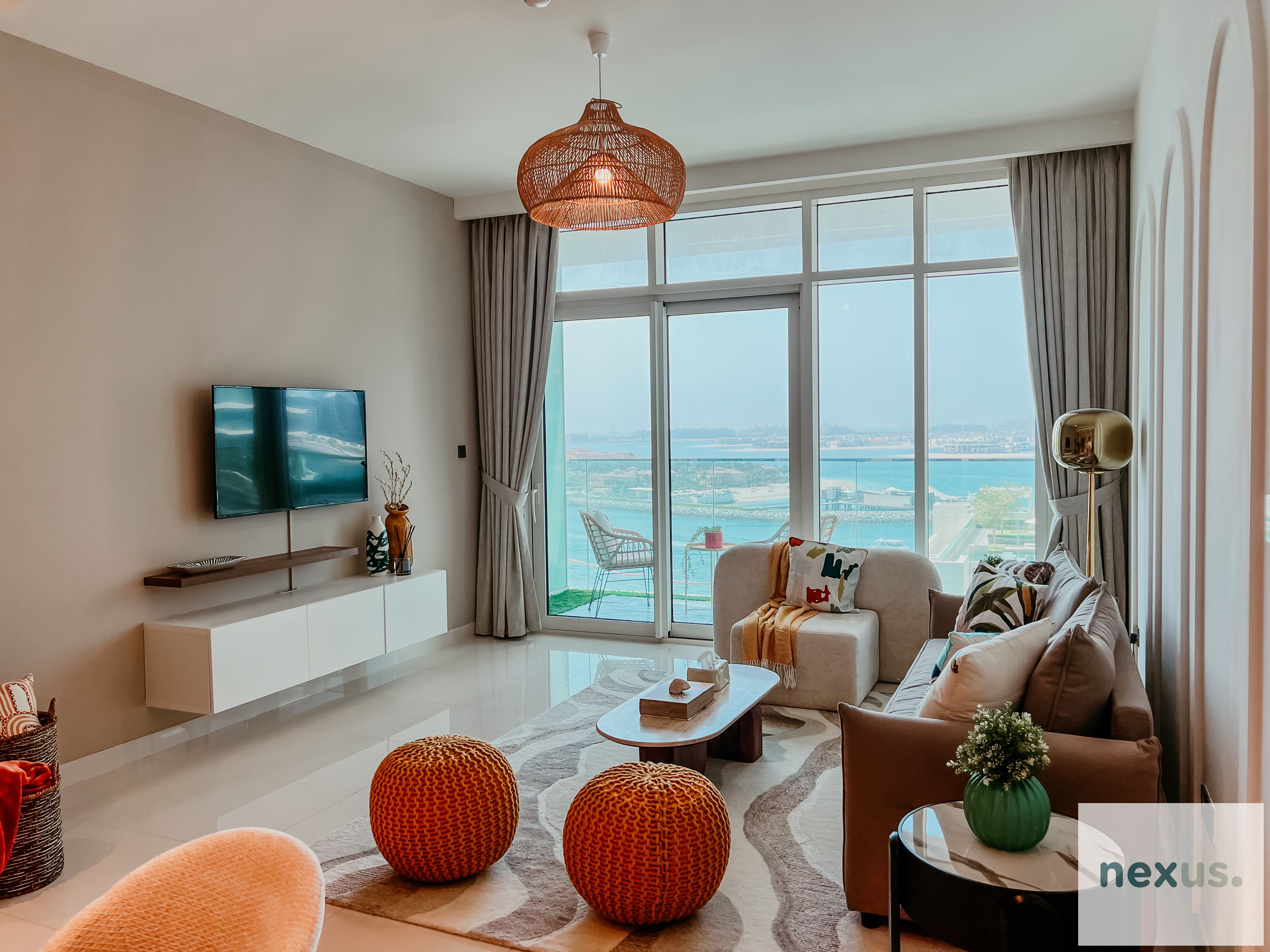 Oceanfront Escape: Stylish 1 BR in Beachfront