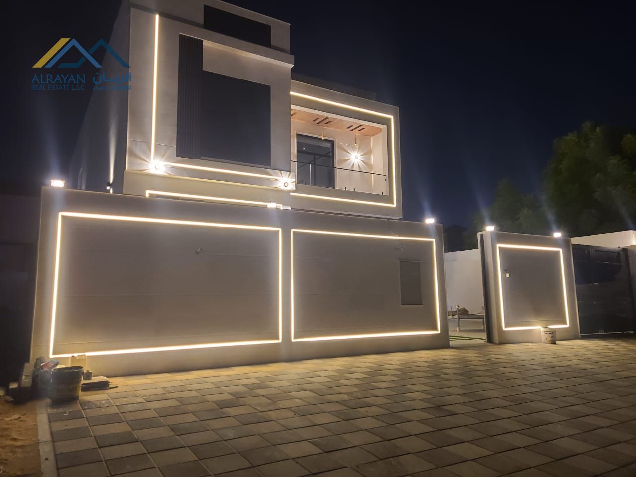 Villa for sale directly from the owner, including air conditioning fees, a warm home for all family members, stone facade, setback in front of the vil