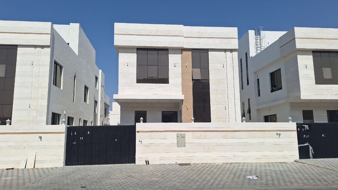 A villa with personal finishing for sale directly from the owner at a negotiable price, with a 25-year warranty on the insulation and no down payment,