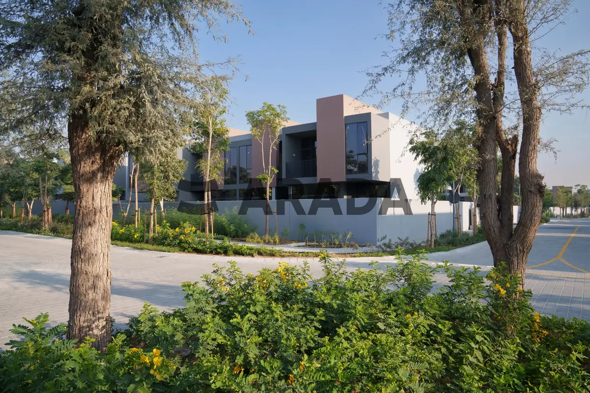 Stylish Middle Unit Townhouse in a Luxurious Quiet Community