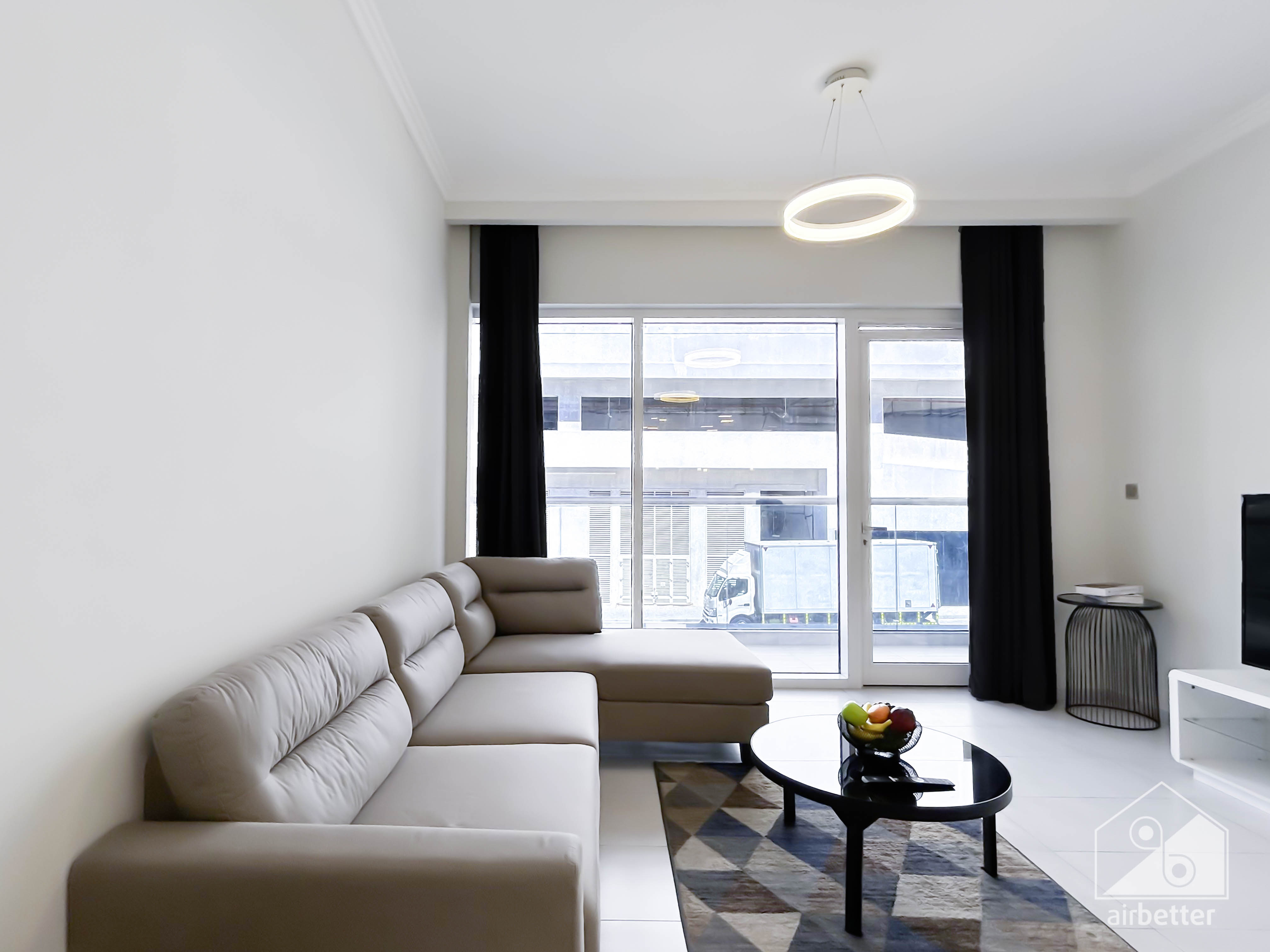 Modern 1BHK at Regent Court with Balcony- ALL BILLS Inc. + FREE Parking & Wifi